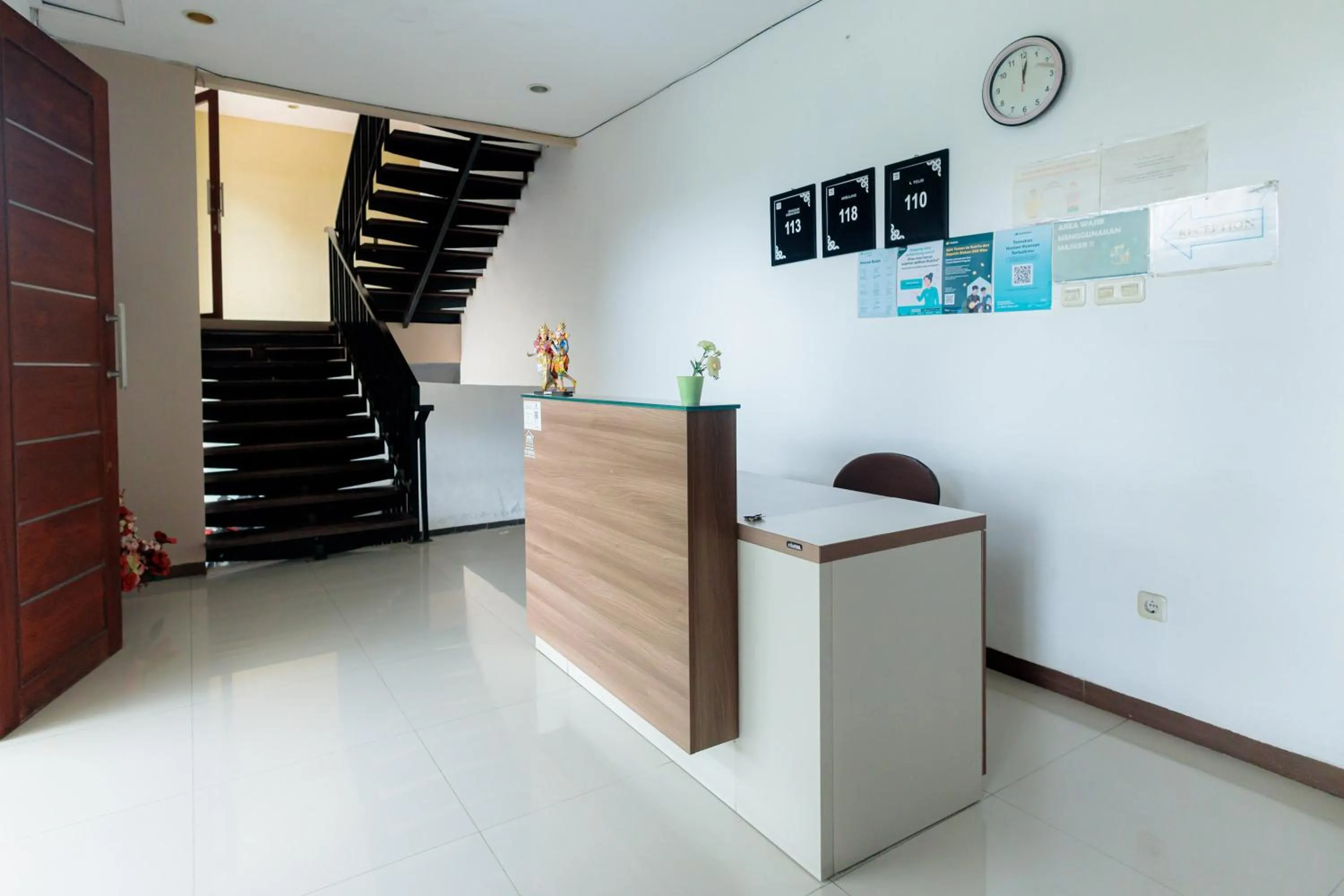 Lobby or reception in Urbanview Blessing Residence Surabaya by RedDoorz