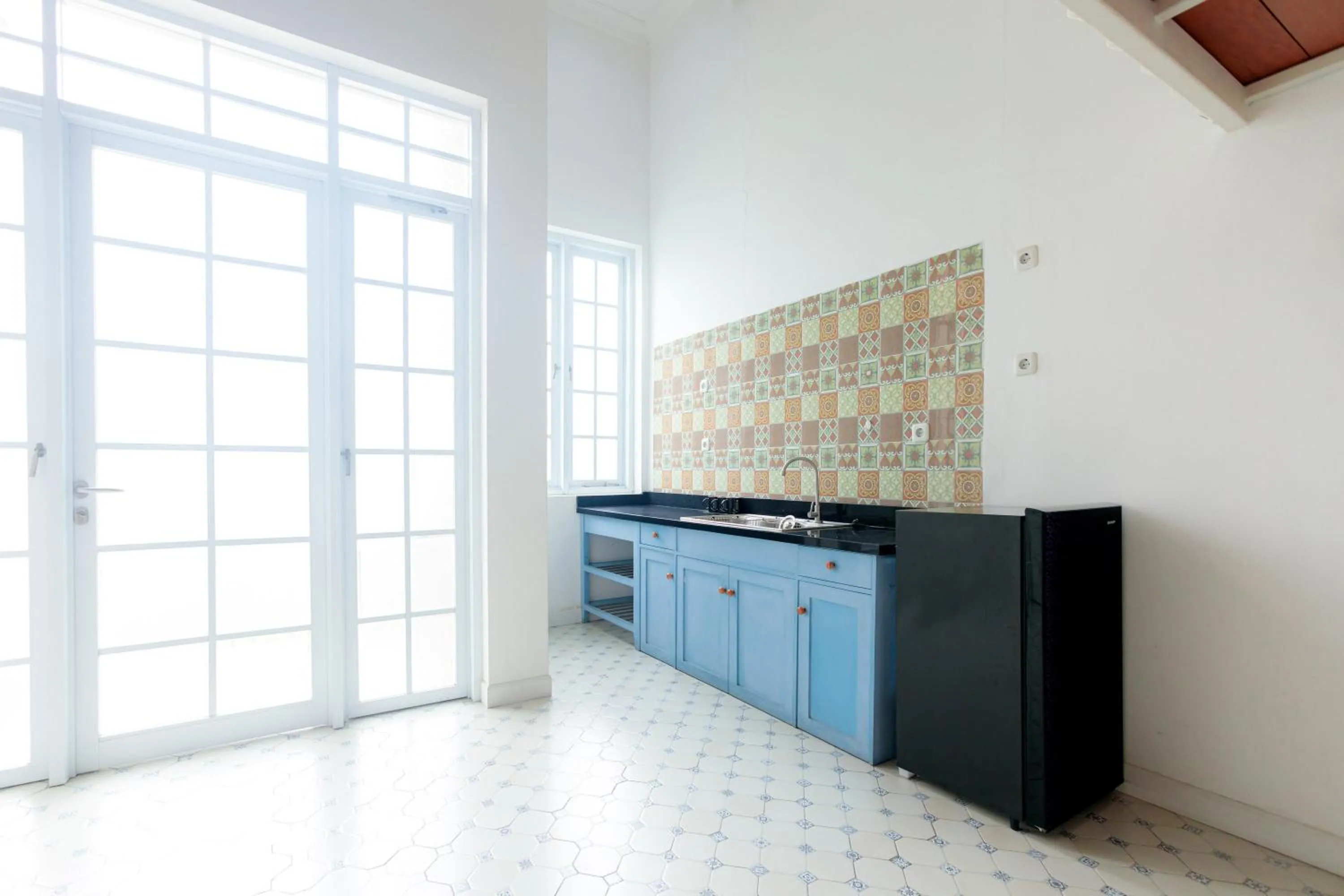 Kitchen or kitchenette in Urbanview Blessing Residence Surabaya by RedDoorz