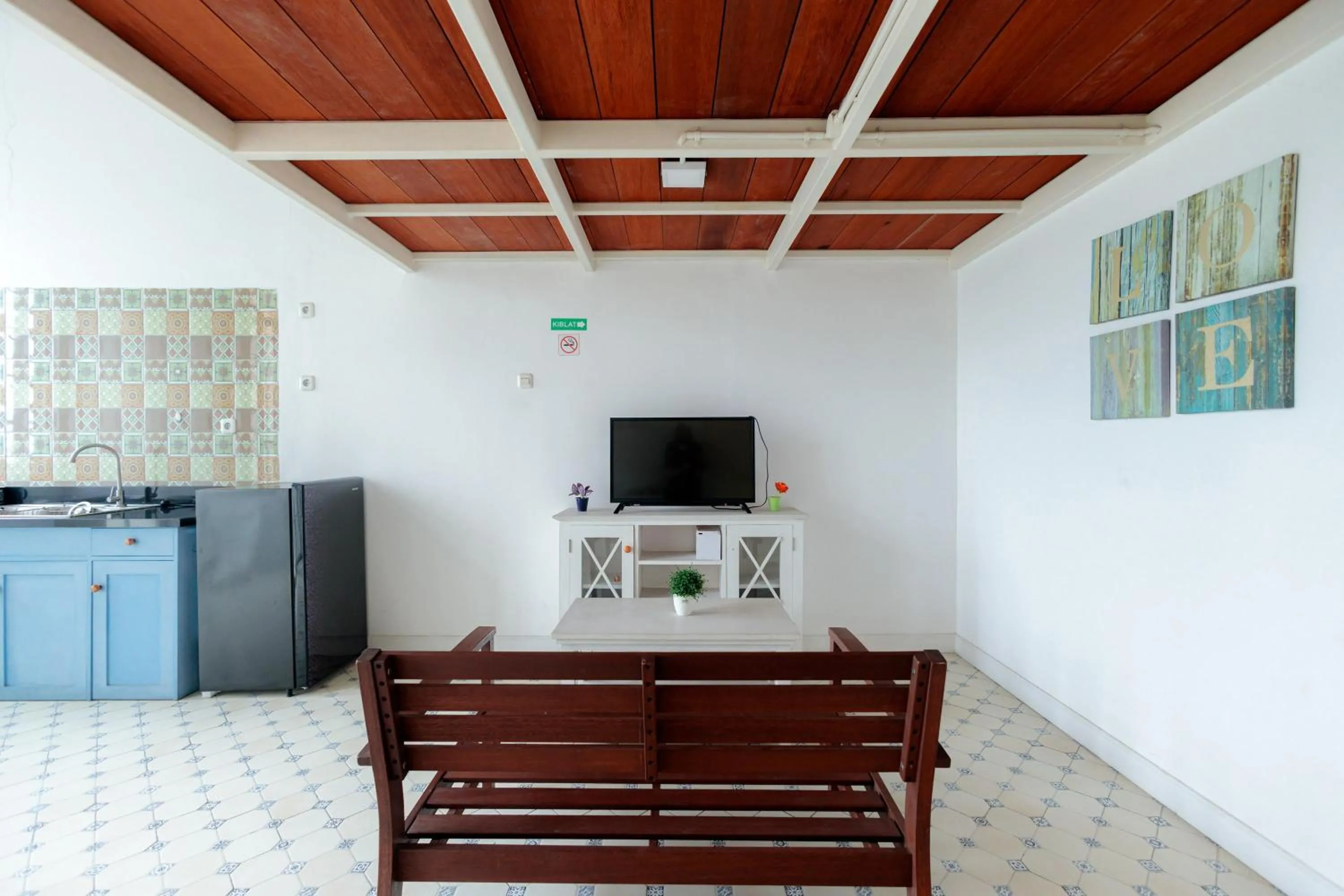 TV and multimedia in Urbanview Blessing Residence Surabaya by RedDoorz