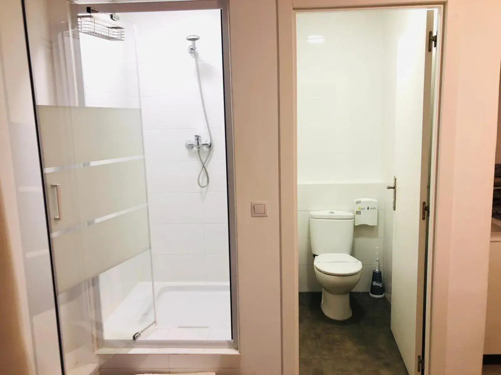 Small Double Room with Private Bathroom in VALENCIA SUITS YOU Centro Histórico, Establecimiento Automatizado-Fast Auto Check in&Out, Solo para Adultos-Adults only Small Double Room with Private Bathroom in VALENCIA SUITS YOU Centro Histórico, Establecimiento Automatizado-Fast Auto Check in&Out, Solo para Adultos-Adults only