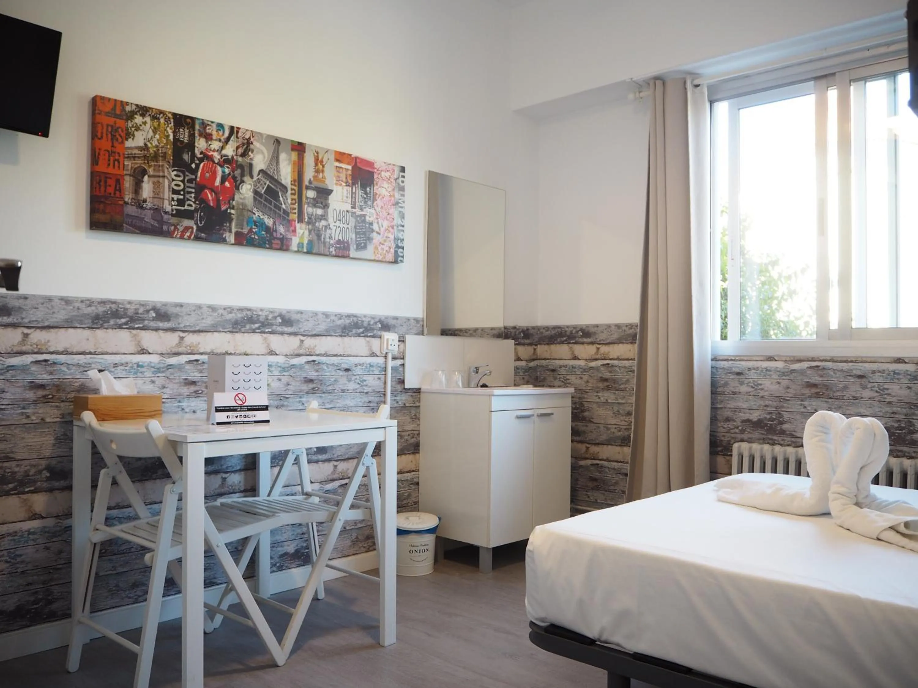 Photo of the whole room in VALENCIA SUITS YOU Centro Histórico, Establecimiento Automatizado-Fast Auto Check in&Out, Solo para Adultos-Adults only