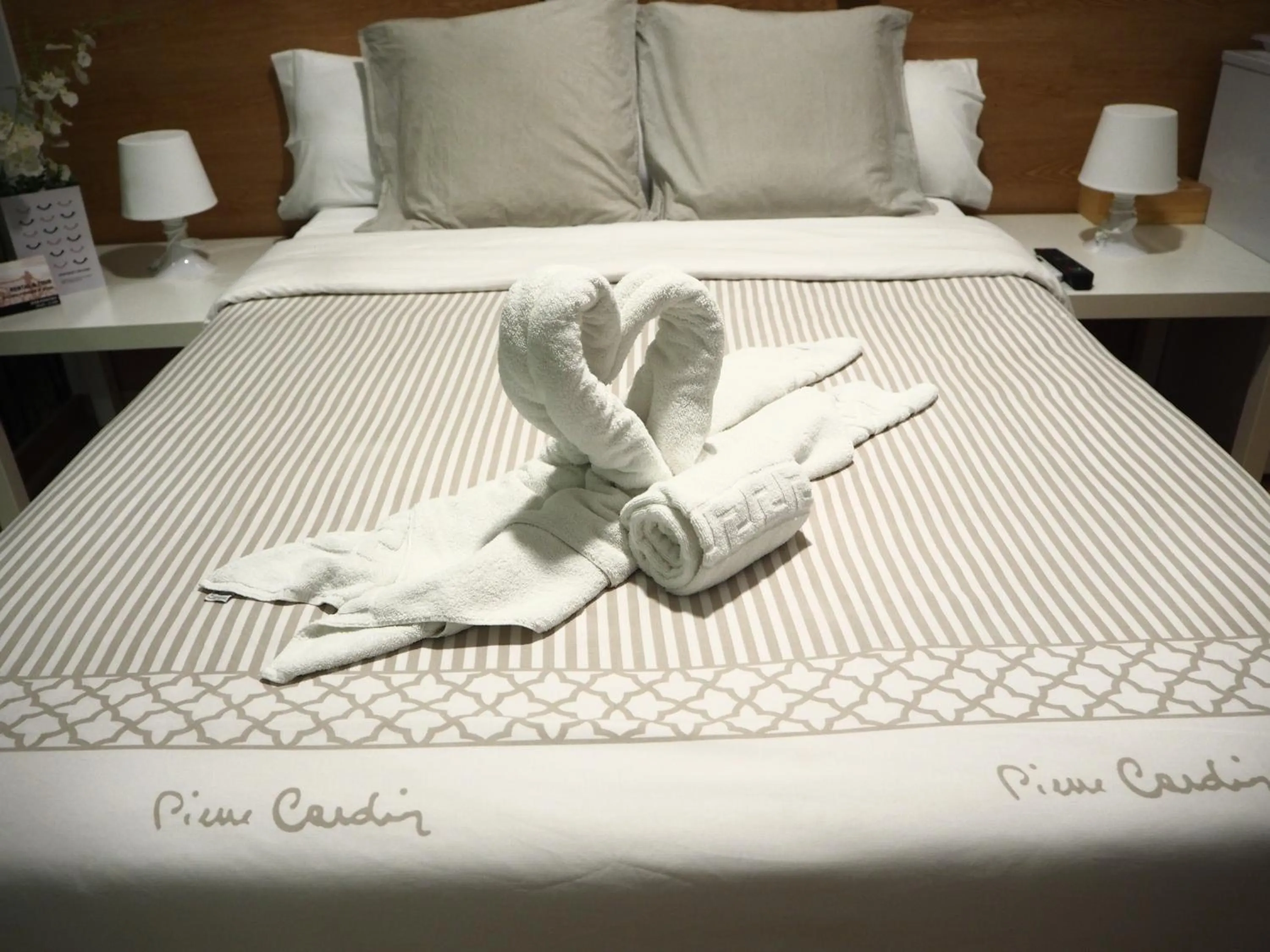 Decorative detail, Bed in VALENCIA SUITS YOU Centro Histórico, Establecimiento Automatizado-Fast Auto Check in&Out, Solo para Adultos-Adults only