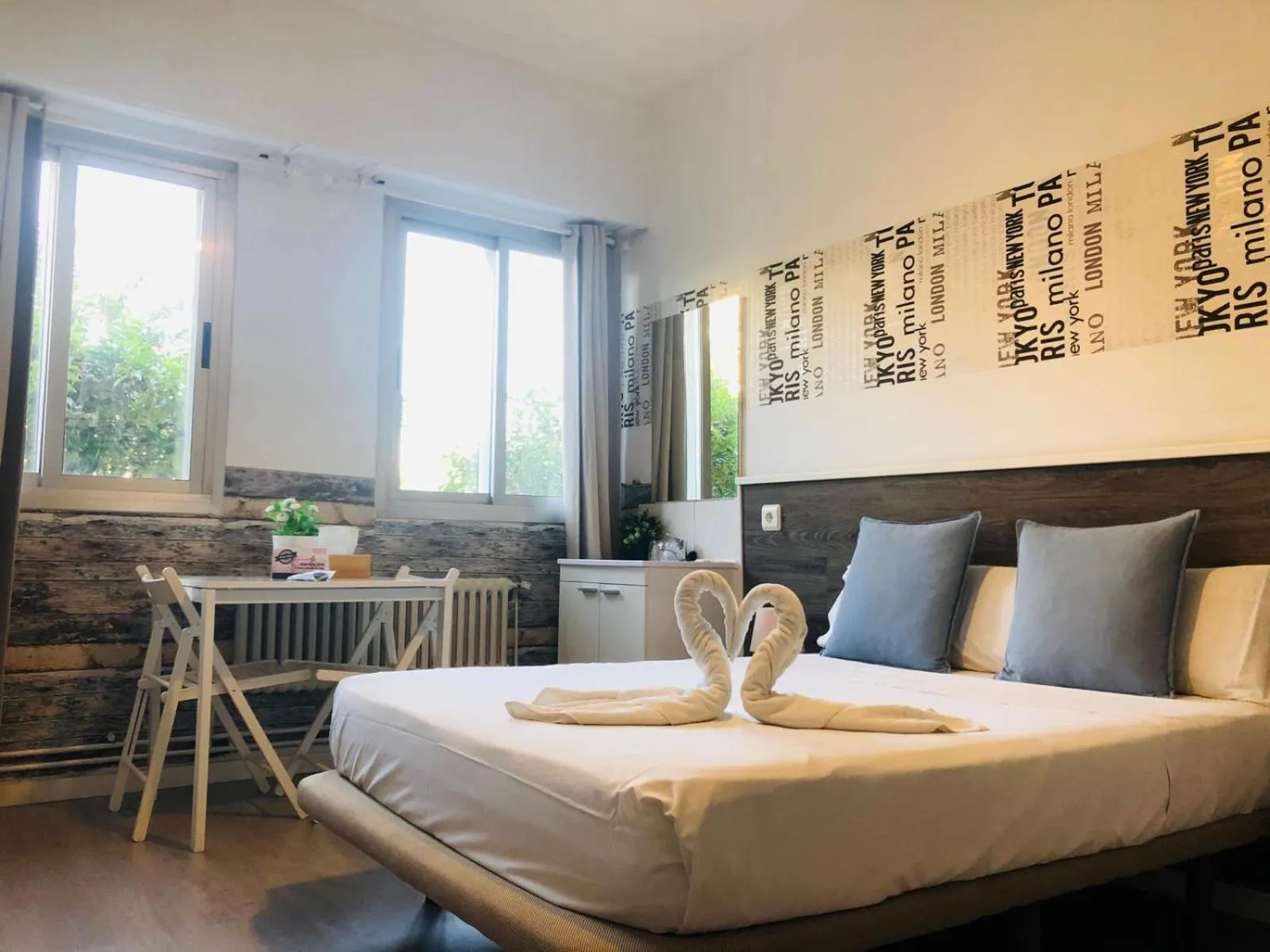 Photo of the whole room, Bed in VALENCIA SUITS YOU Centro Histórico, Establecimiento Automatizado-Fast Auto Check in&Out, Solo para Adultos-Adults only