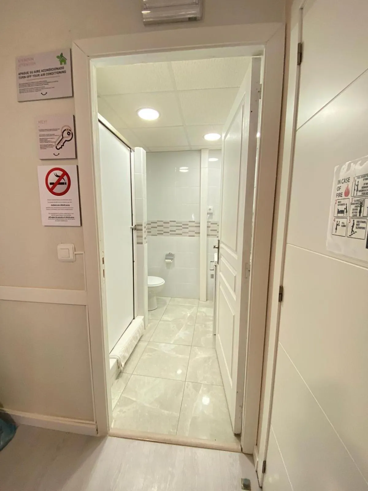 Bathroom in VALENCIA SUITS YOU Centro Histórico, Establecimiento Automatizado-Fast Auto Check in&Out, Solo para Adultos-Adults only