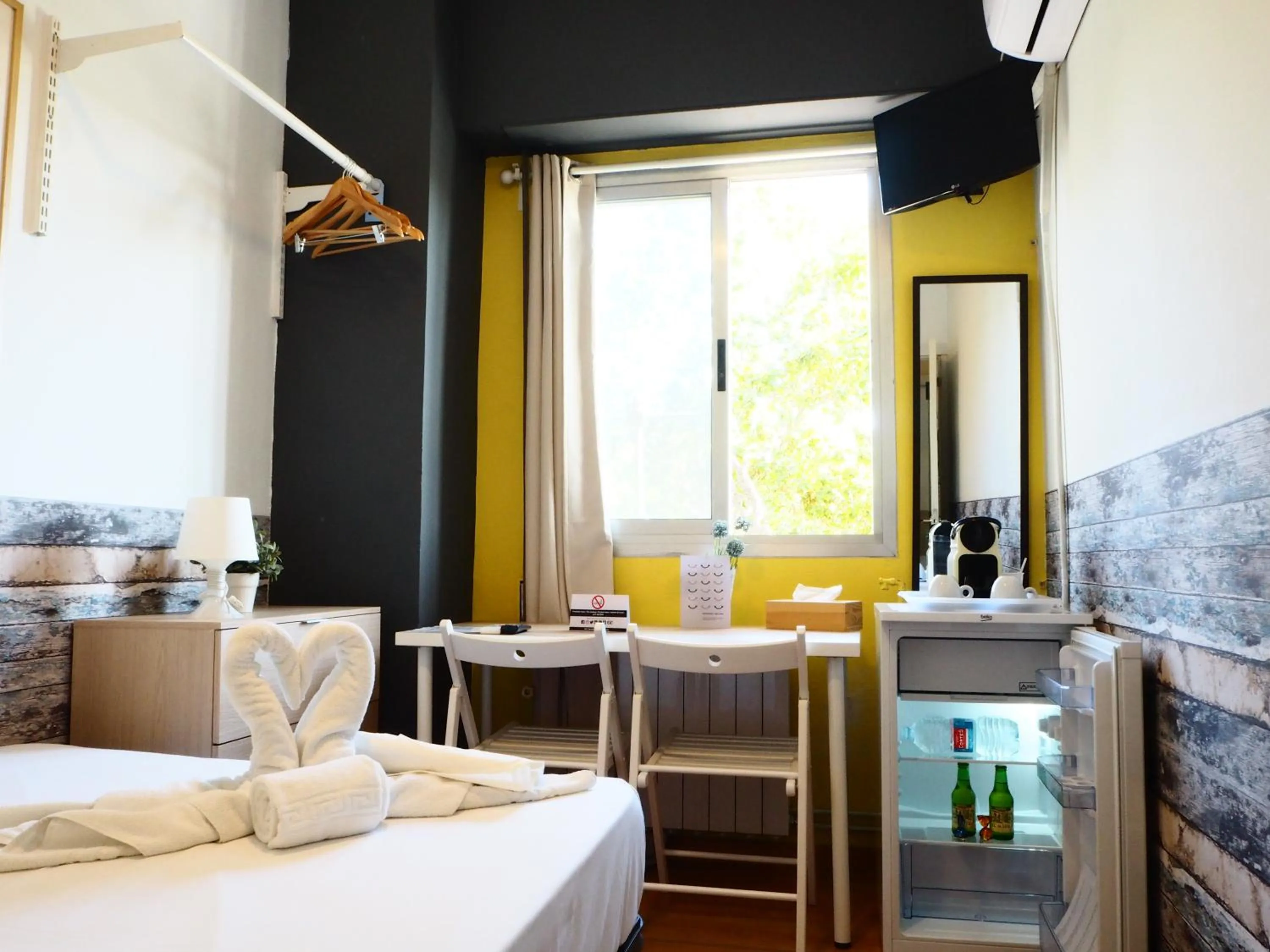 Staff, Bed in VALENCIA SUITS YOU Centro Histórico, Establecimiento Automatizado-Fast Auto Check in&Out, Solo para Adultos-Adults only