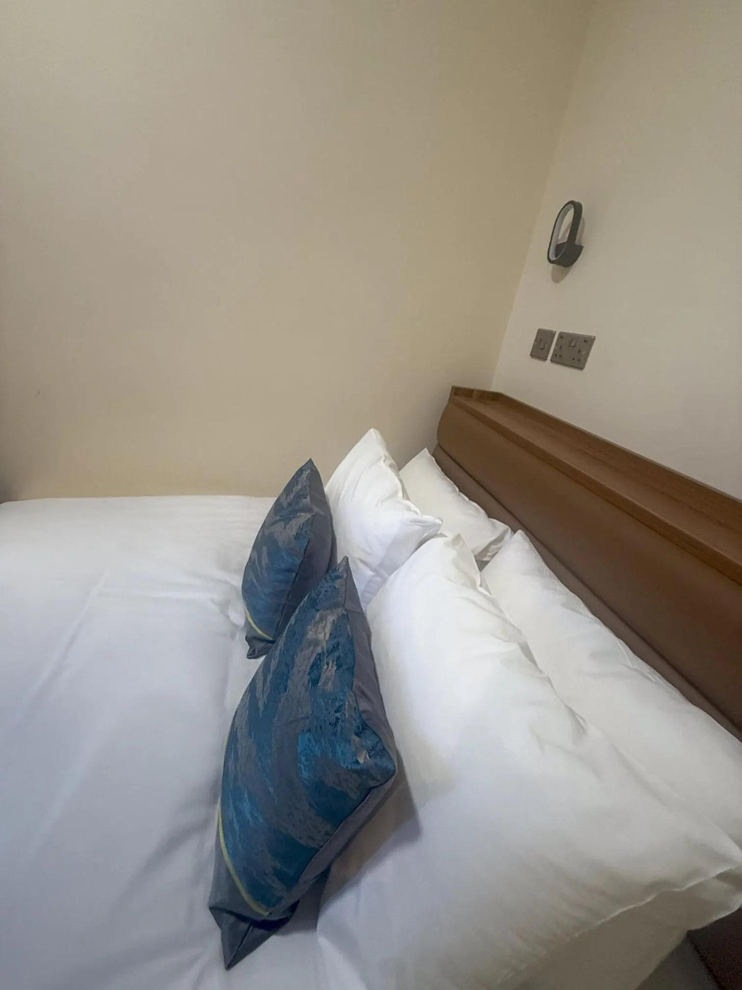 Bed in Olympia Inn Hotel