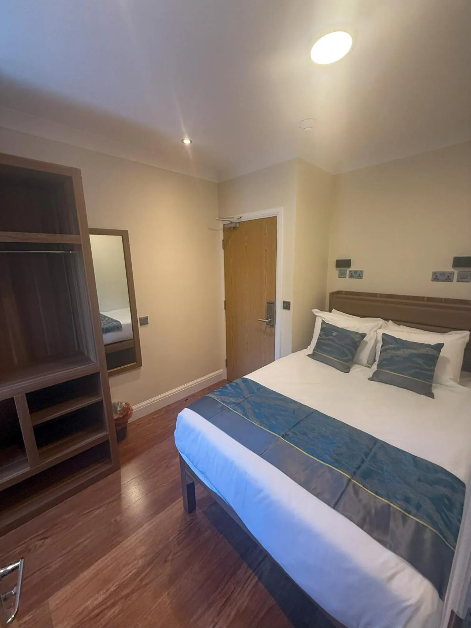 Bed in Olympia Inn Hotel