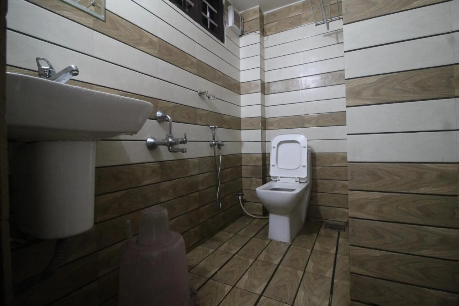 Bathroom in Cleveland Resorts Kanthalloor