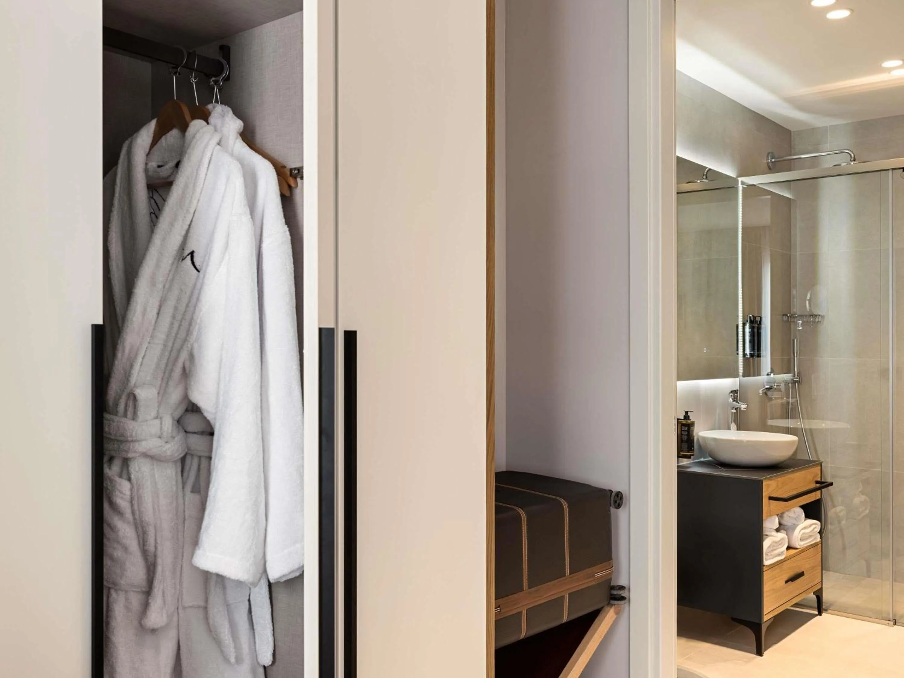 Bedroom in Mercure Tirana