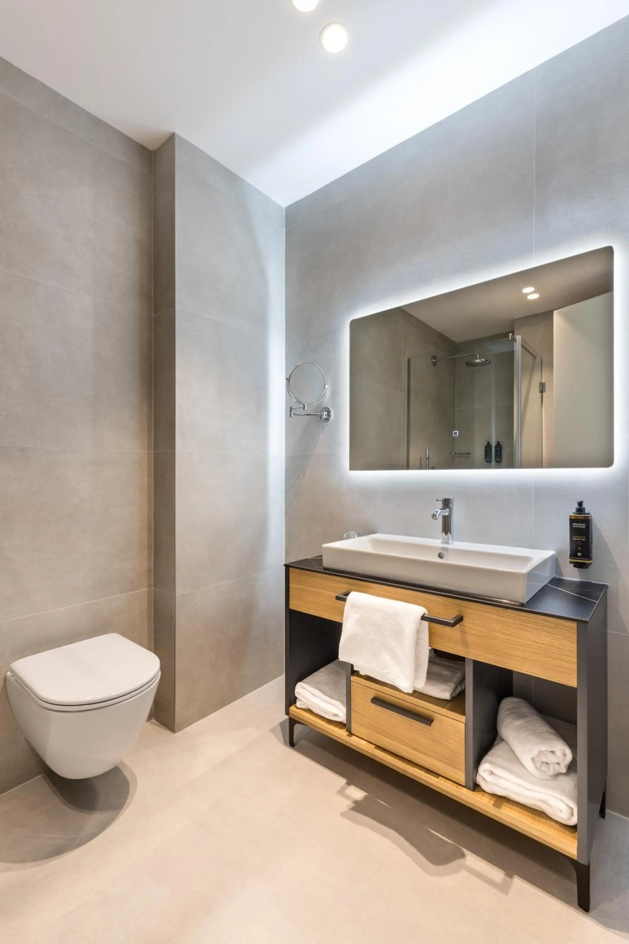 Toilet in Mercure Tirana