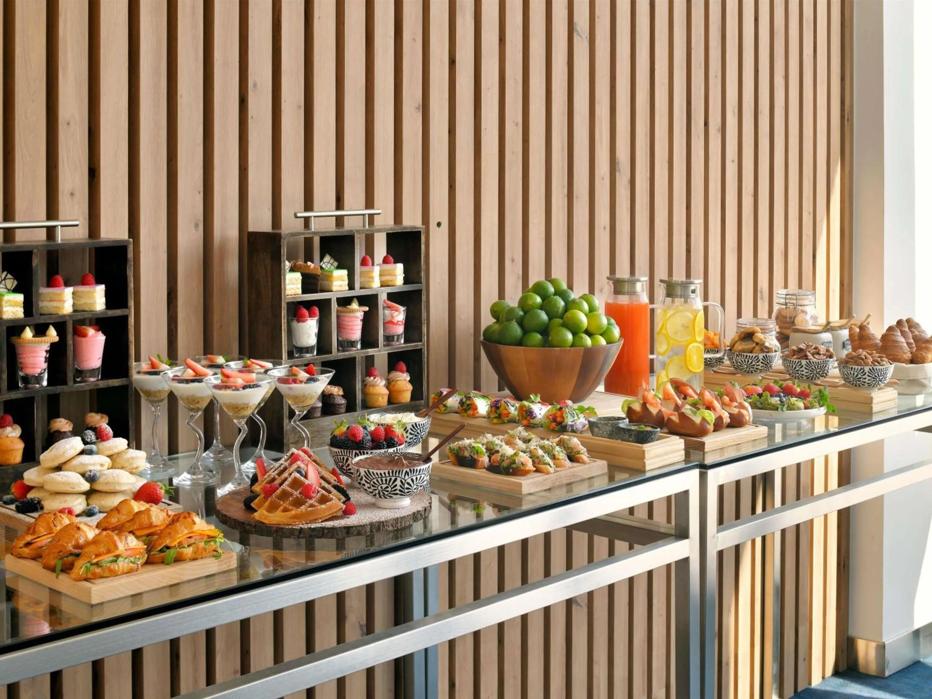 Restaurant/places to eat in Mercure Dubai Deira