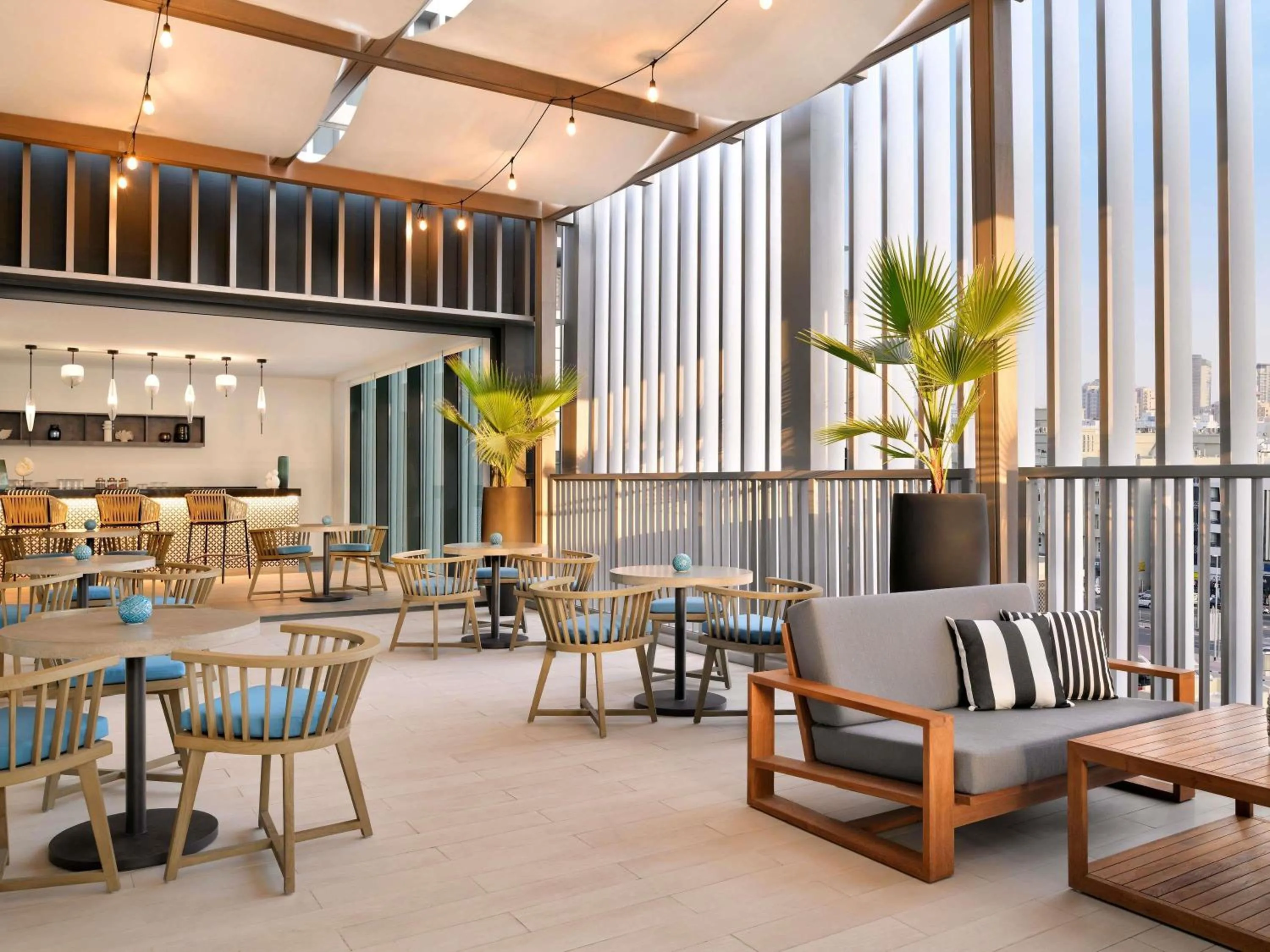 Lounge or bar in Mercure Dubai Deira