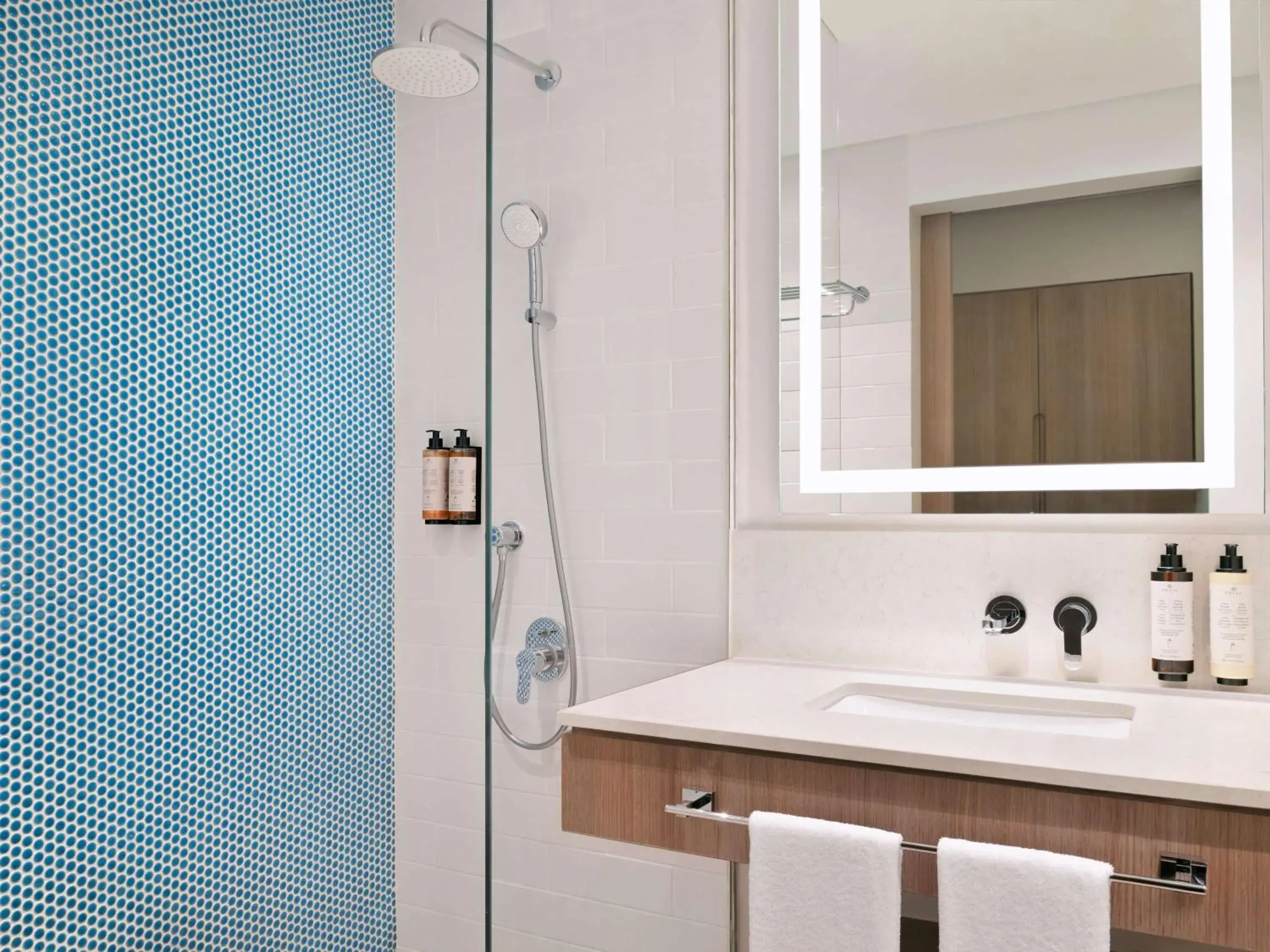 Classic Room King Bed in Mercure Dubai Deira Classic Room King Bed in Mercure Dubai Deira