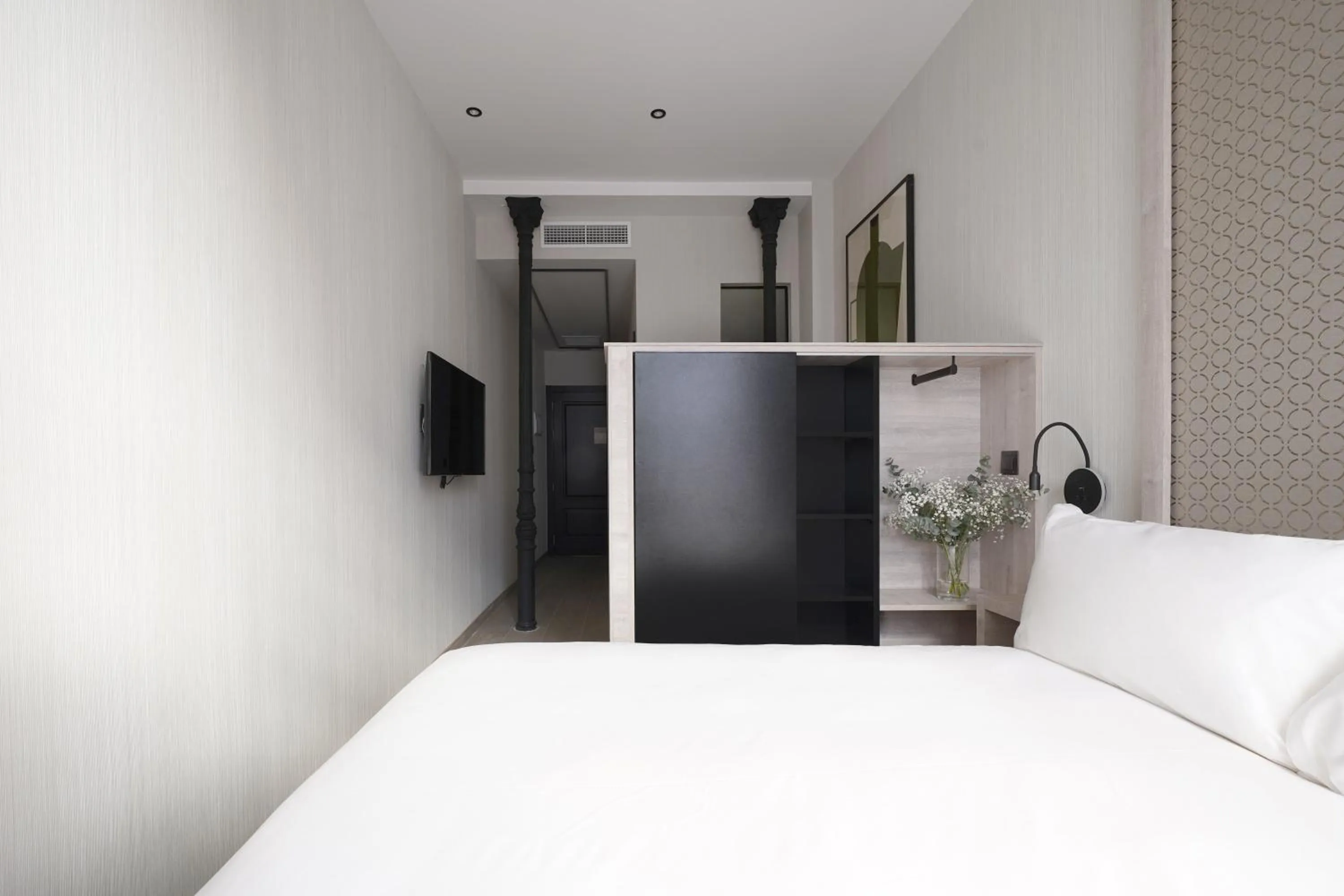 Photo of the whole room, Bed in Numa Madrid Luna