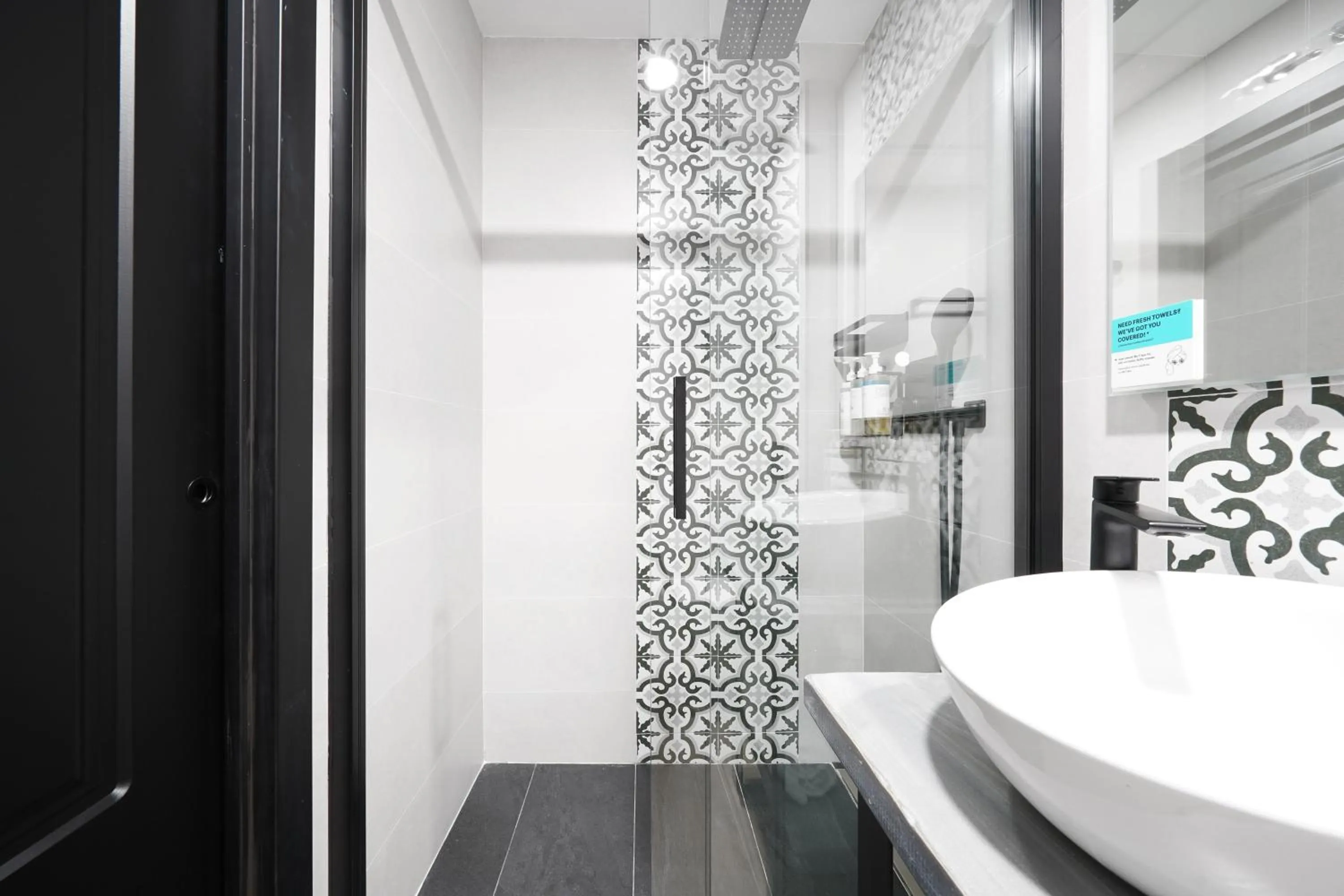 Bathroom in Numa Madrid Luna