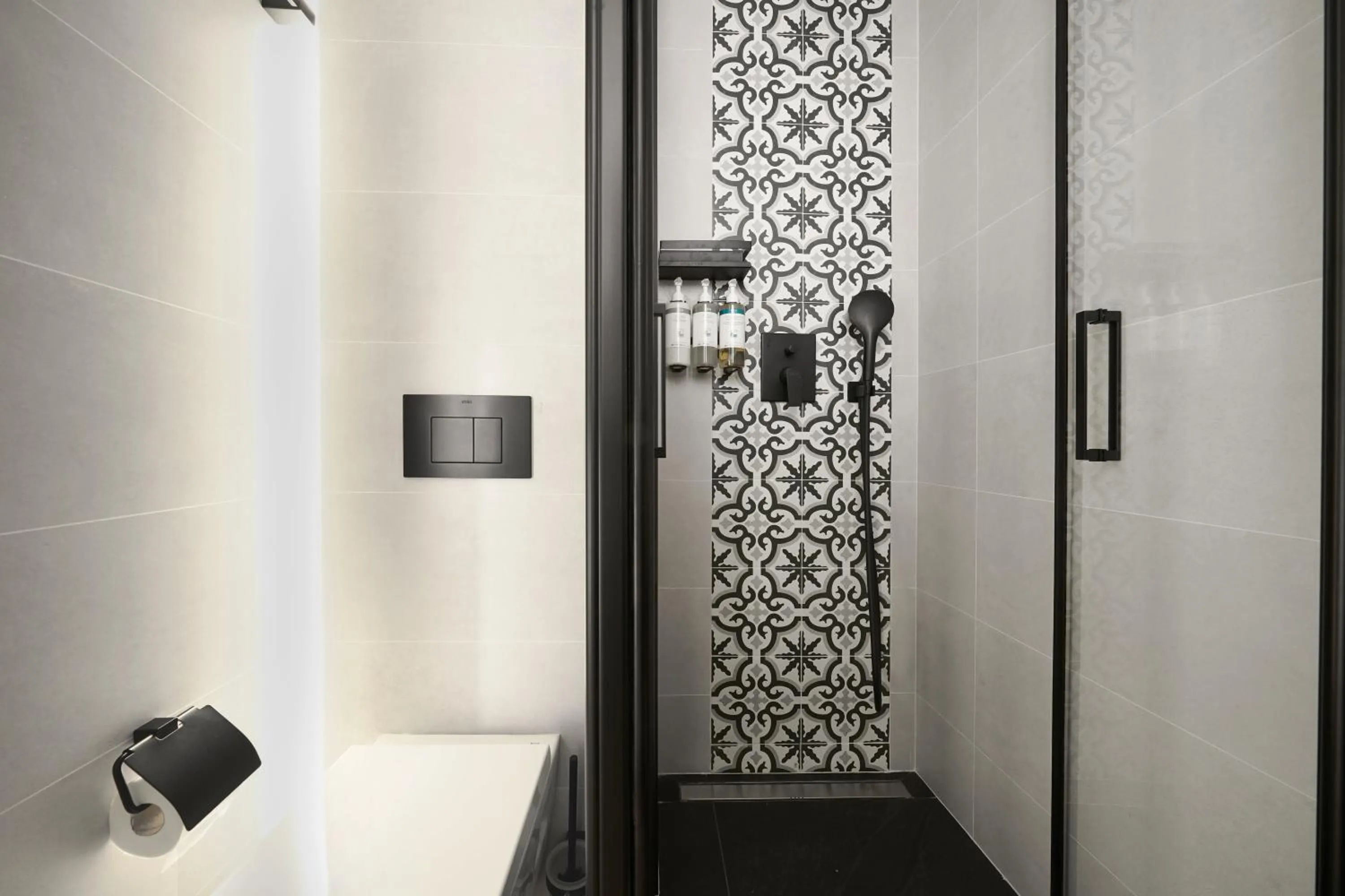 Shower in Numa Madrid Luna