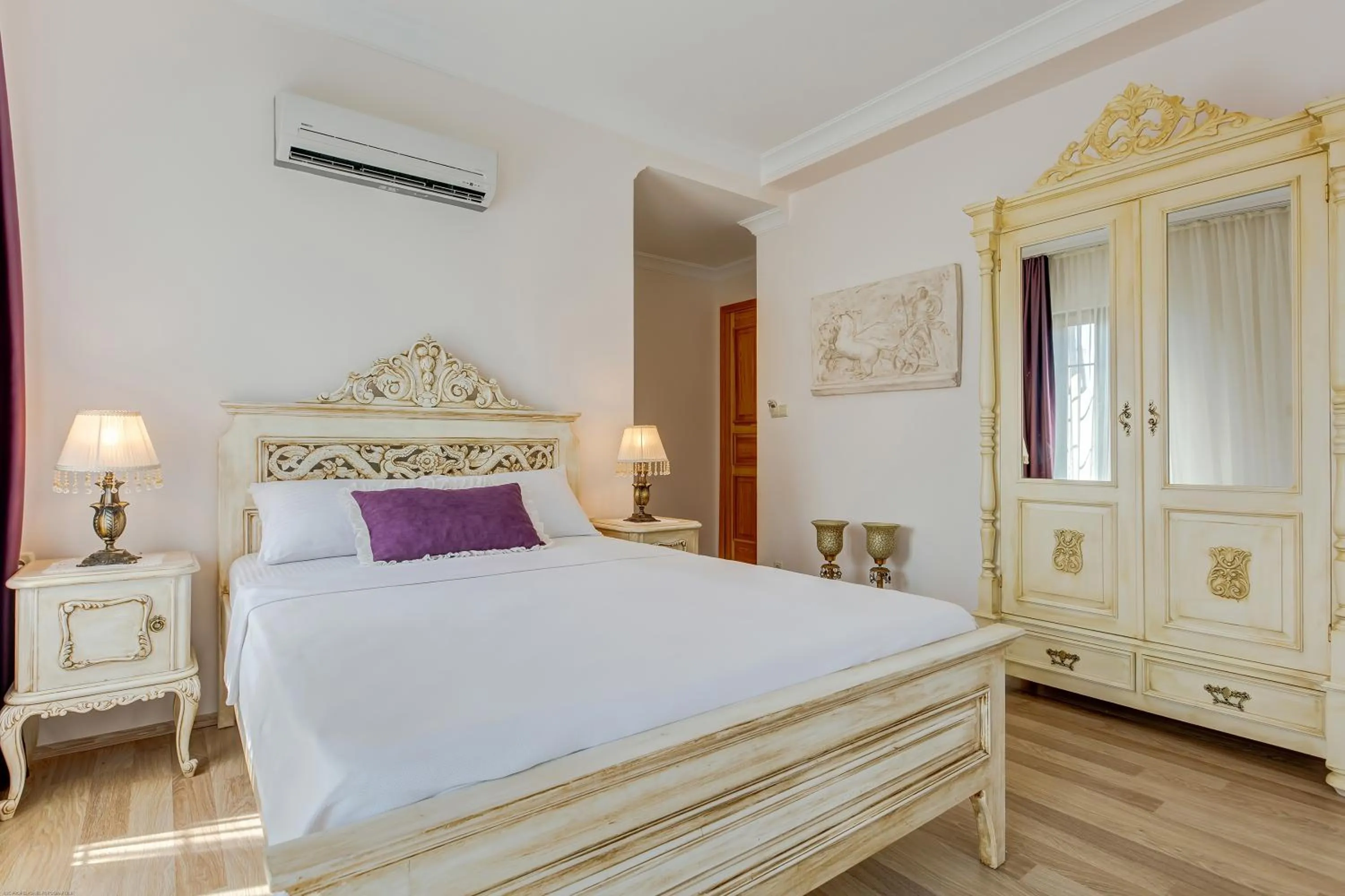 Photo of the whole room, Bed in Cunda Esen Hotel