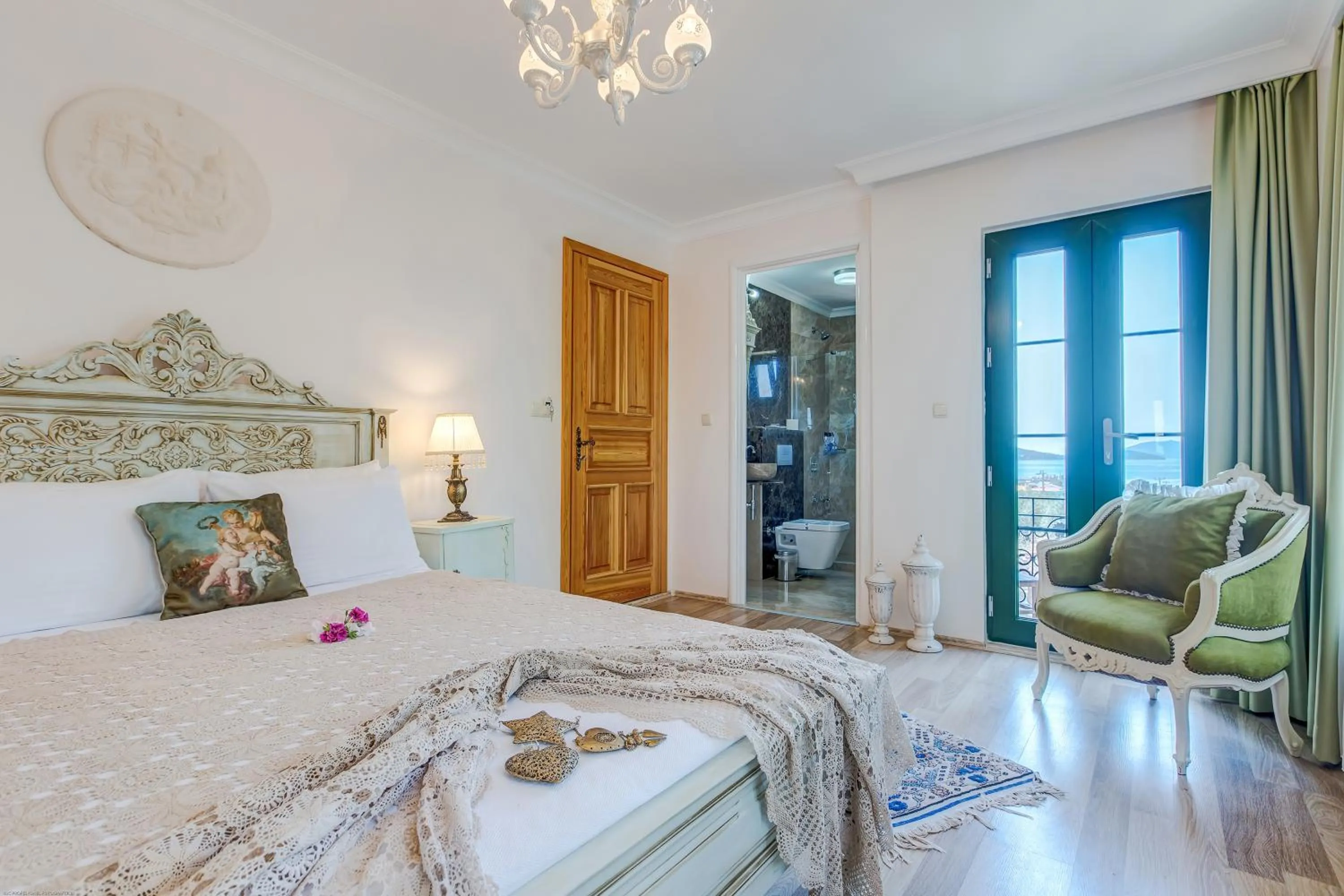 Photo of the whole room, Bed in Cunda Esen Hotel