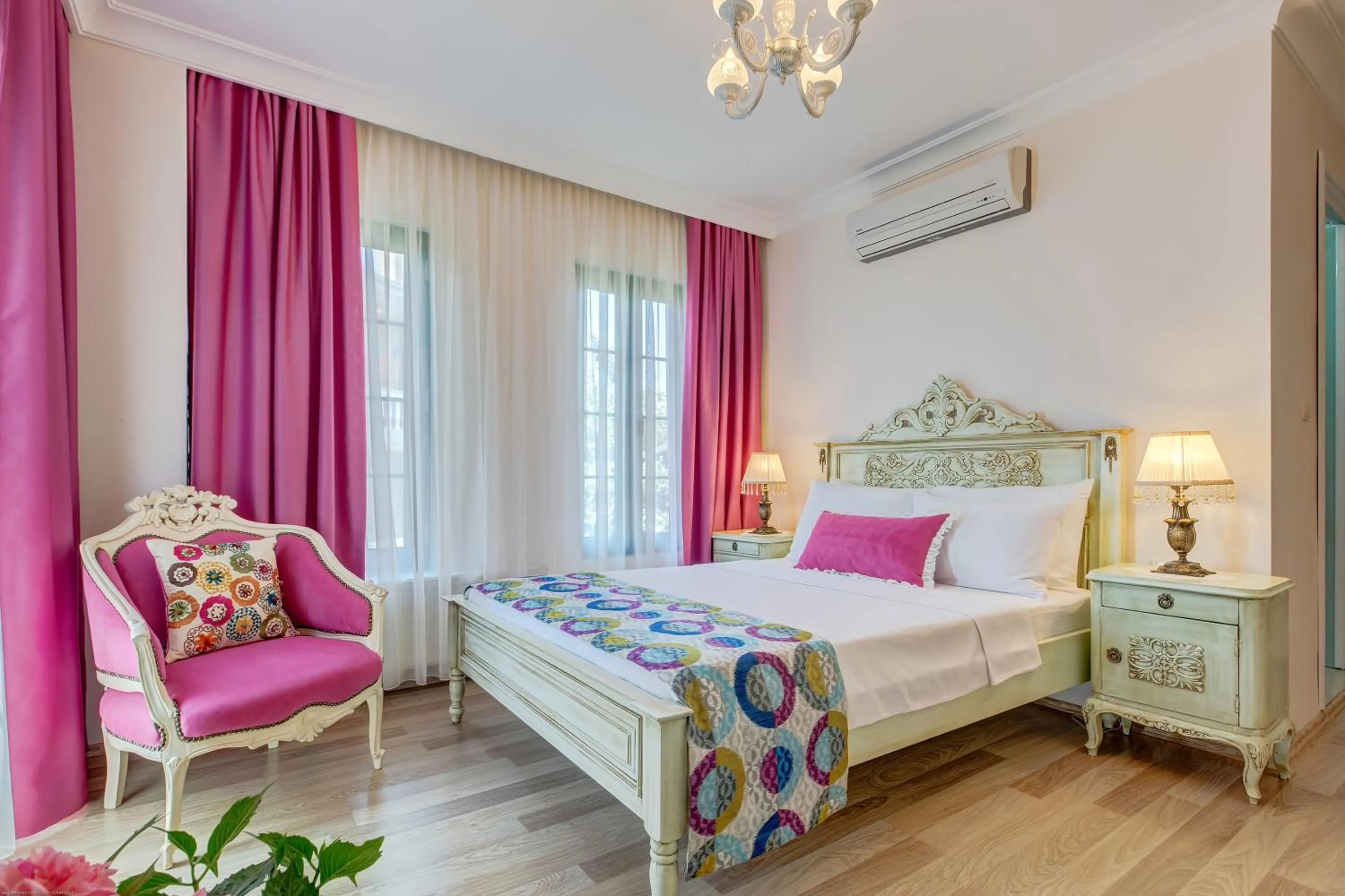 Photo of the whole room, Bed in Cunda Esen Hotel