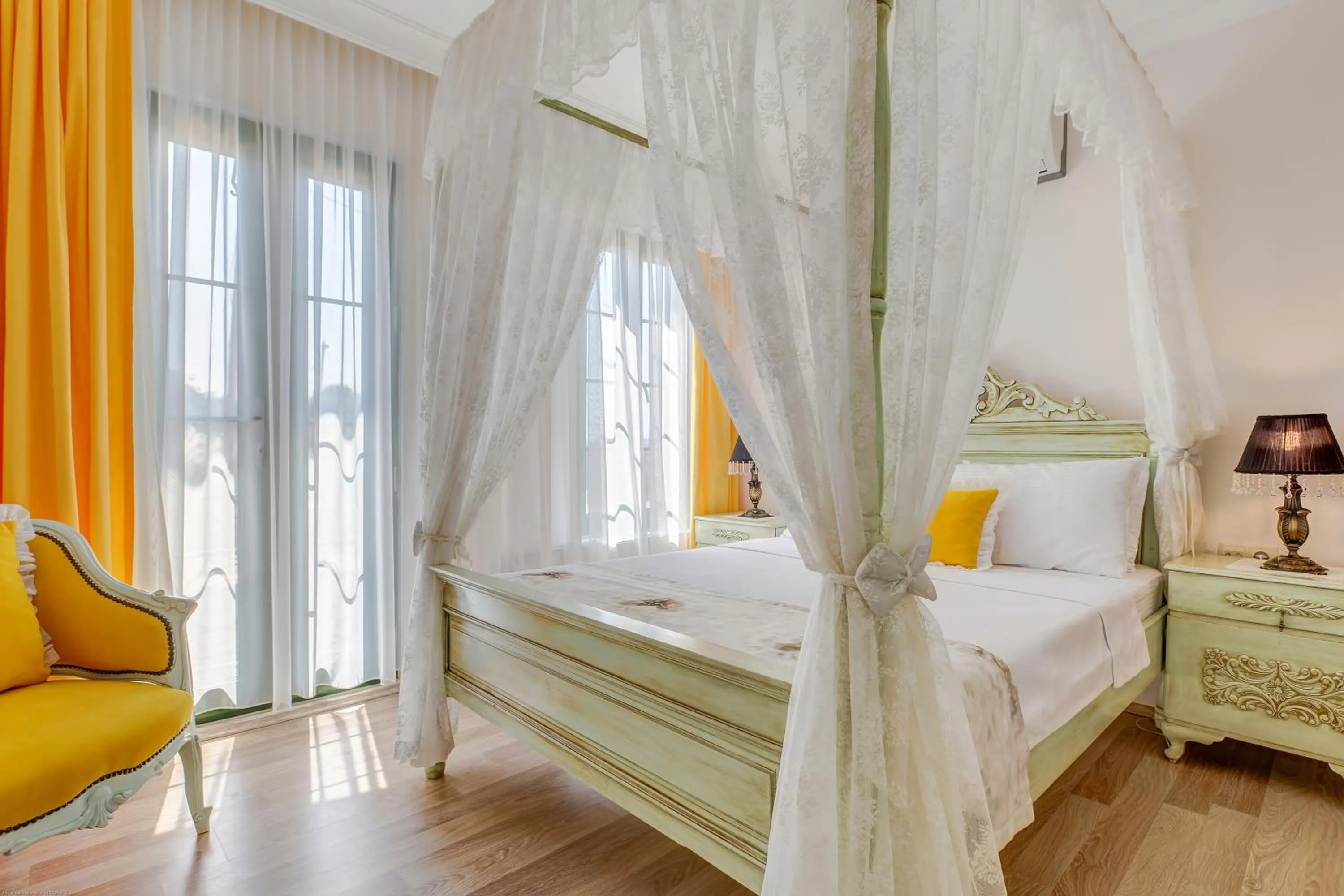 Photo of the whole room, Bed in Cunda Esen Hotel