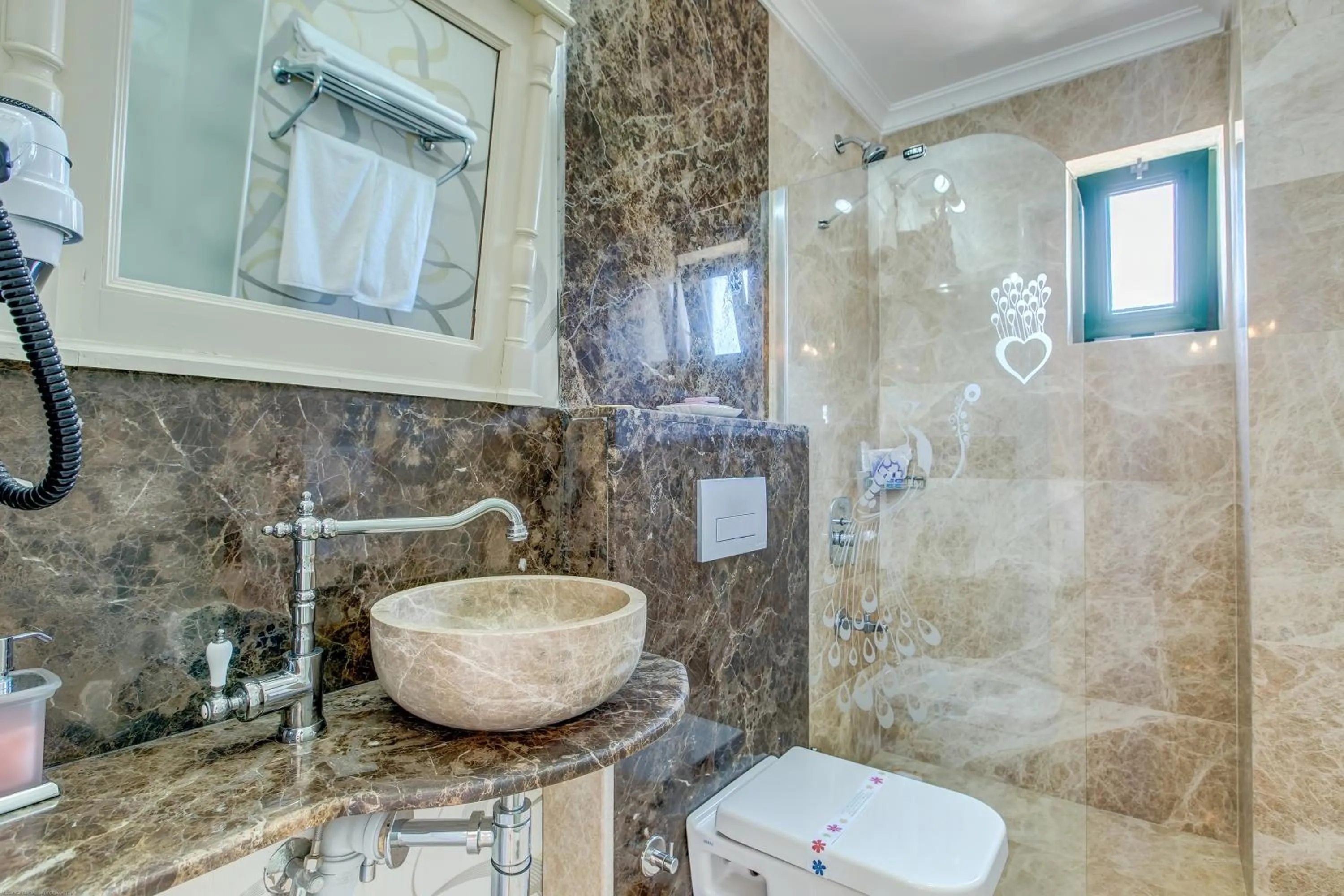 Shower in Cunda Esen Hotel