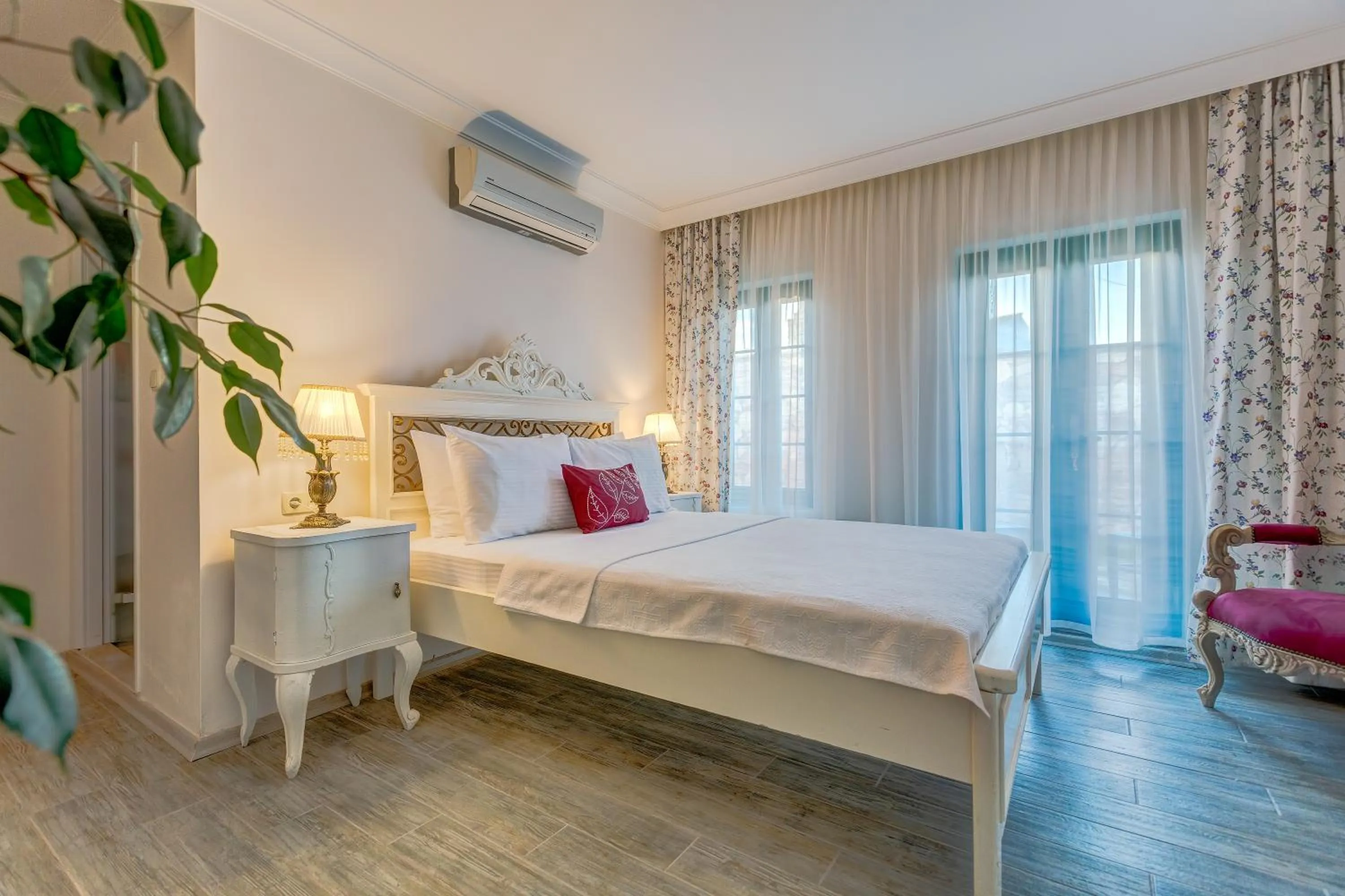 Garden view, Bed in Cunda Esen Hotel