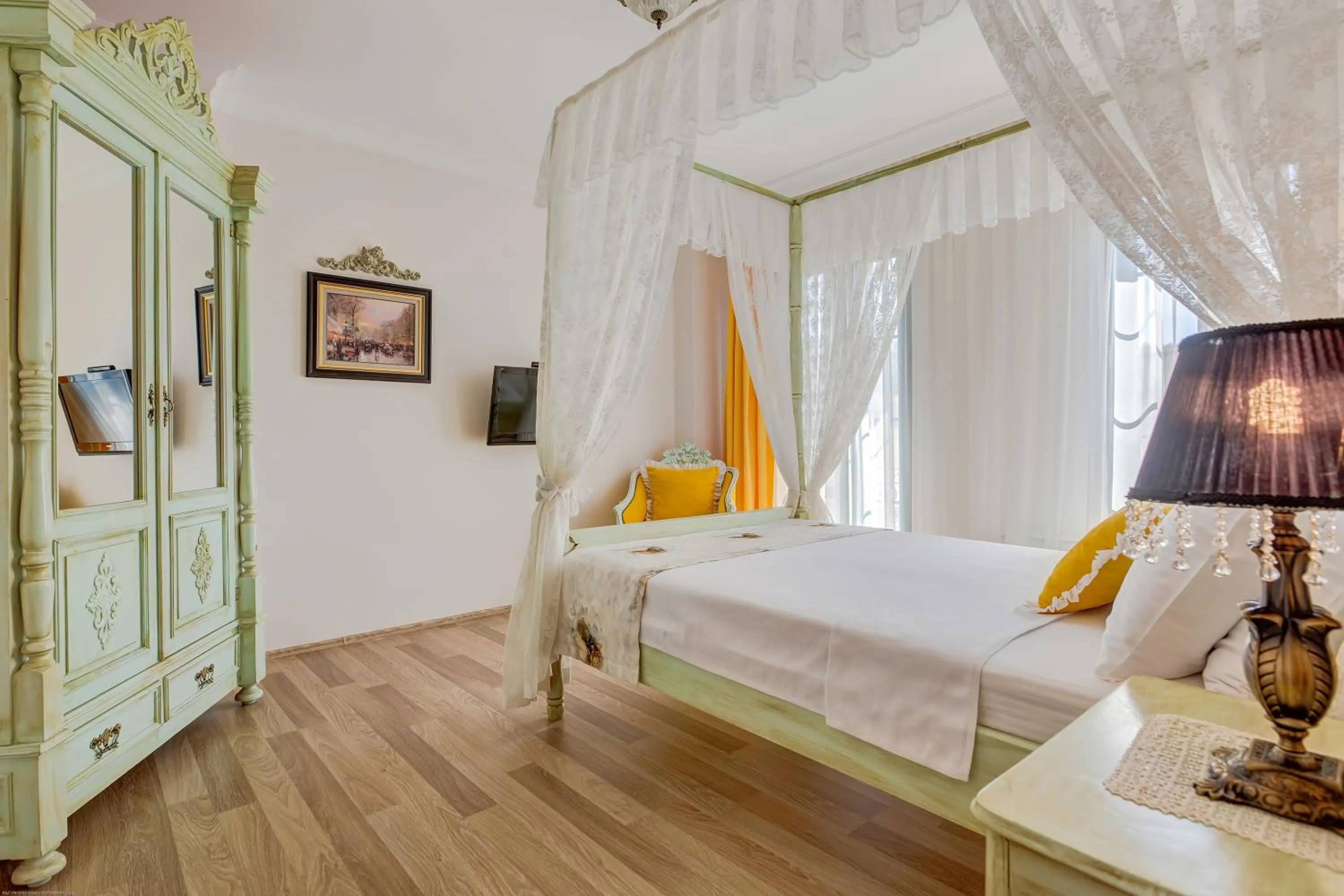 Photo of the whole room, Bed in Cunda Esen Hotel