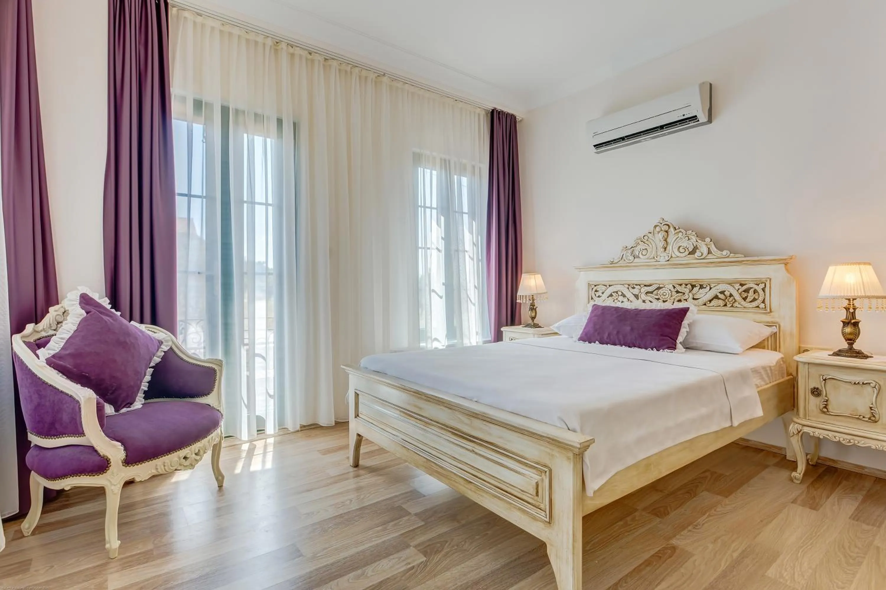 Photo of the whole room, Bed in Cunda Esen Hotel