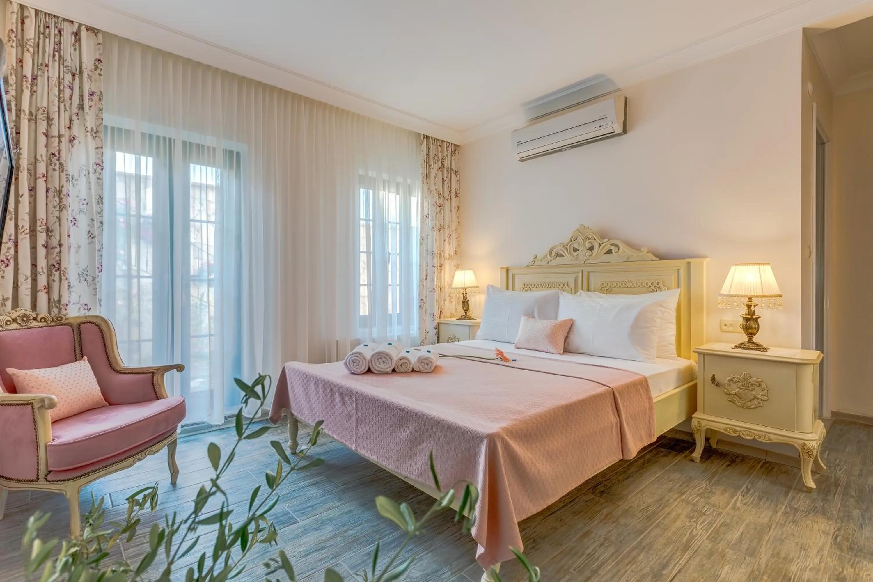 Garden view, Bed in Cunda Esen Hotel