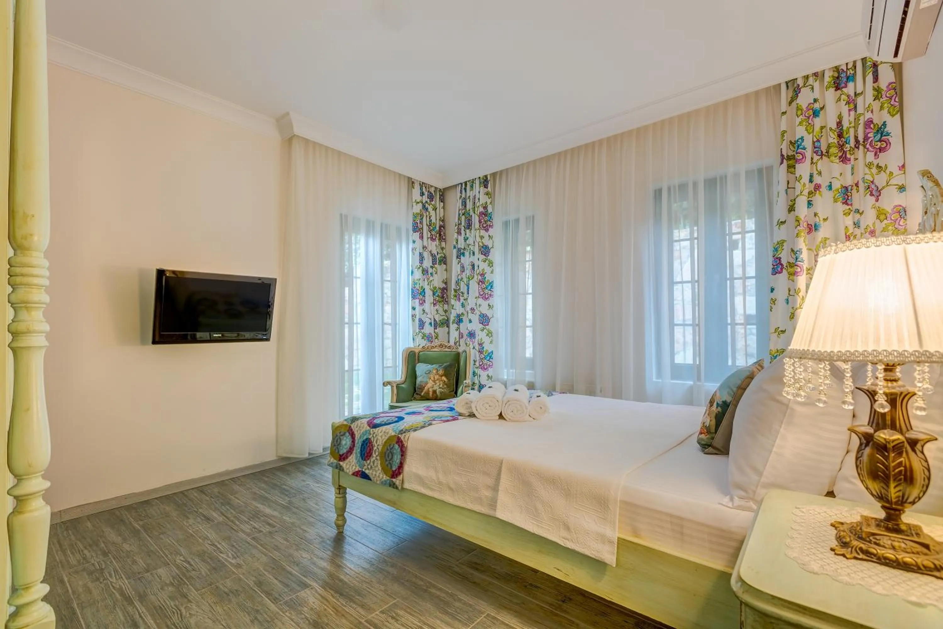 Garden view, Bed in Cunda Esen Hotel