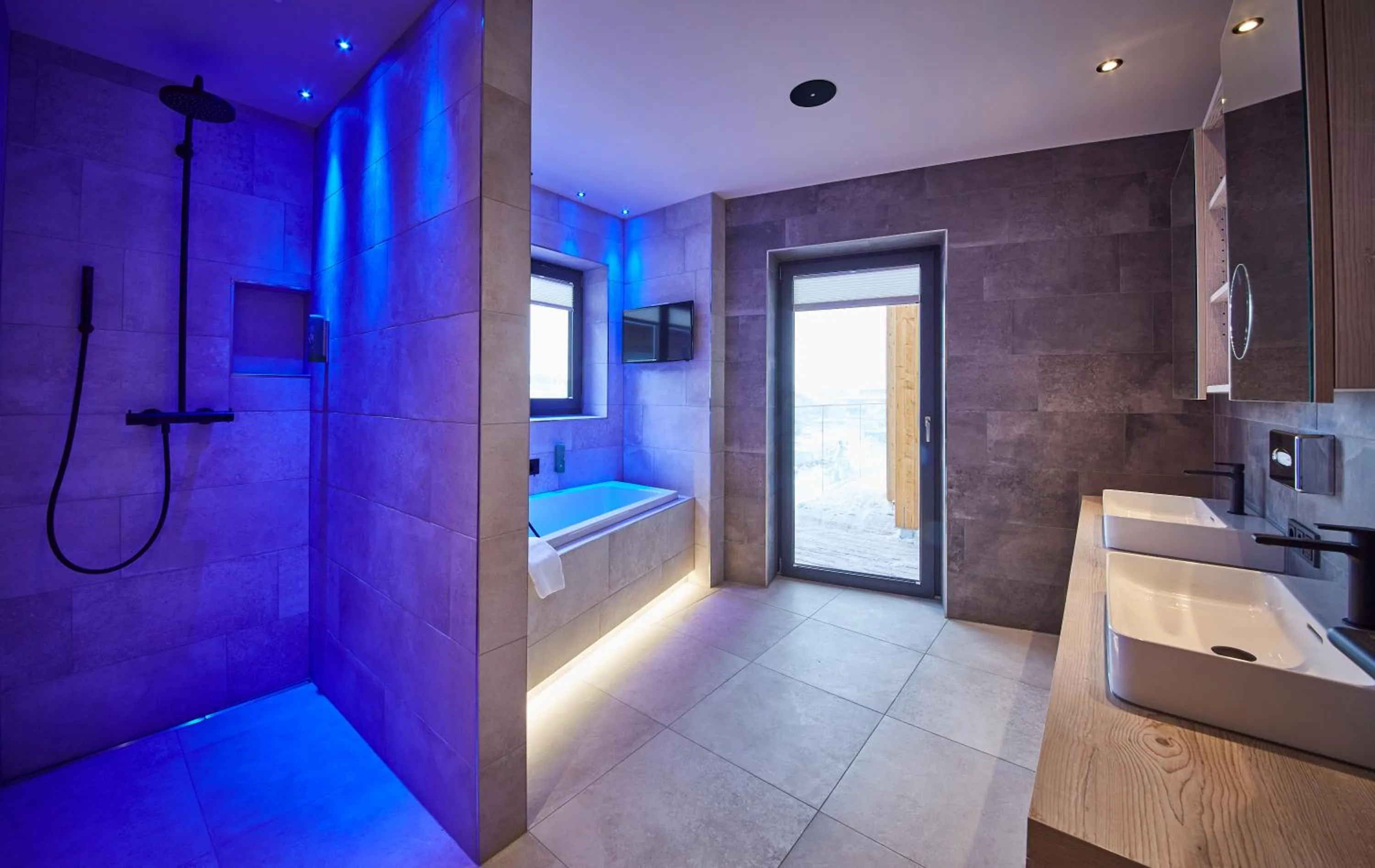 Bathroom, Bed in THOMSN Central Hotel & Appartements