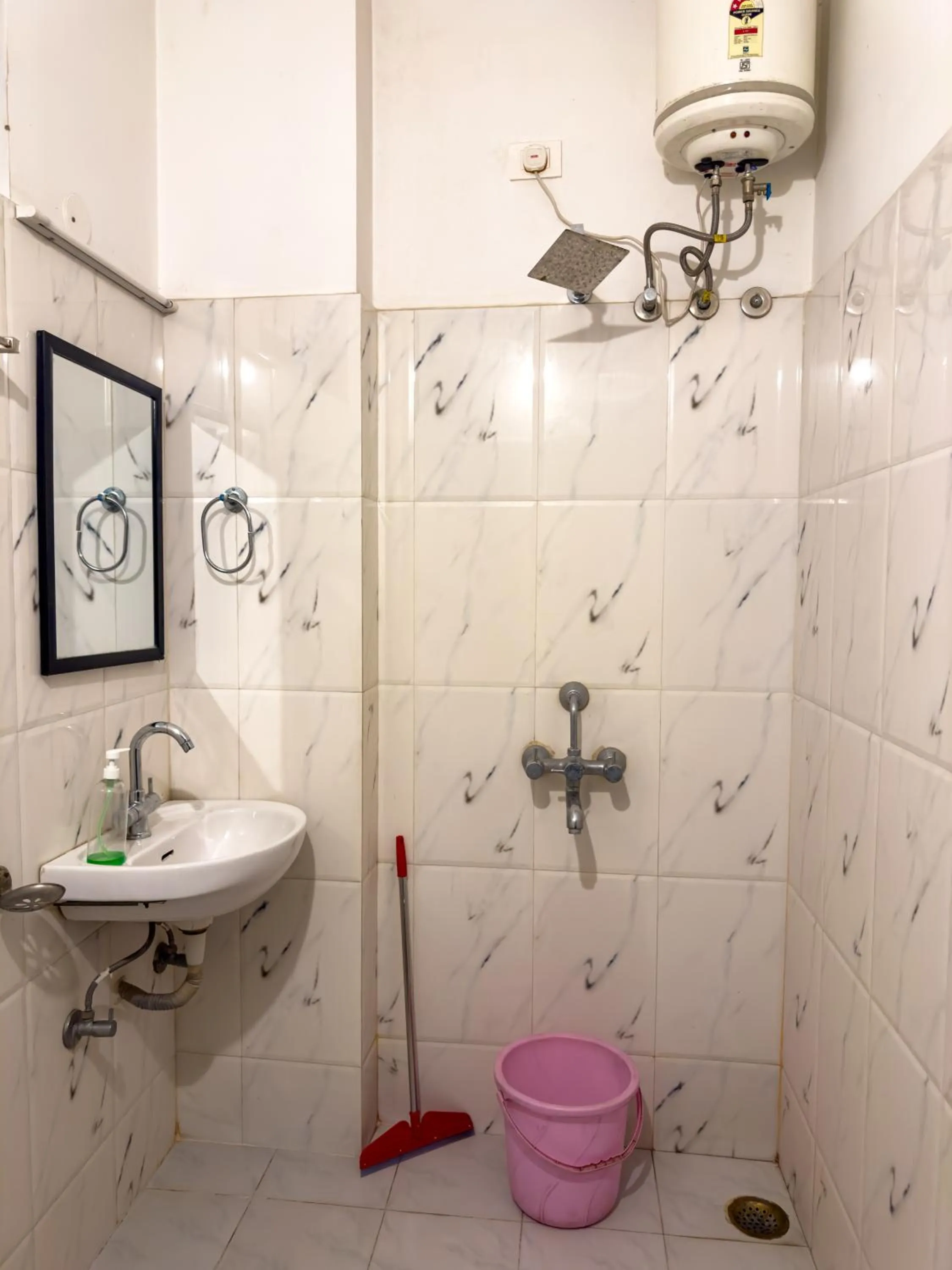 Shower in Madpackers Udaipur