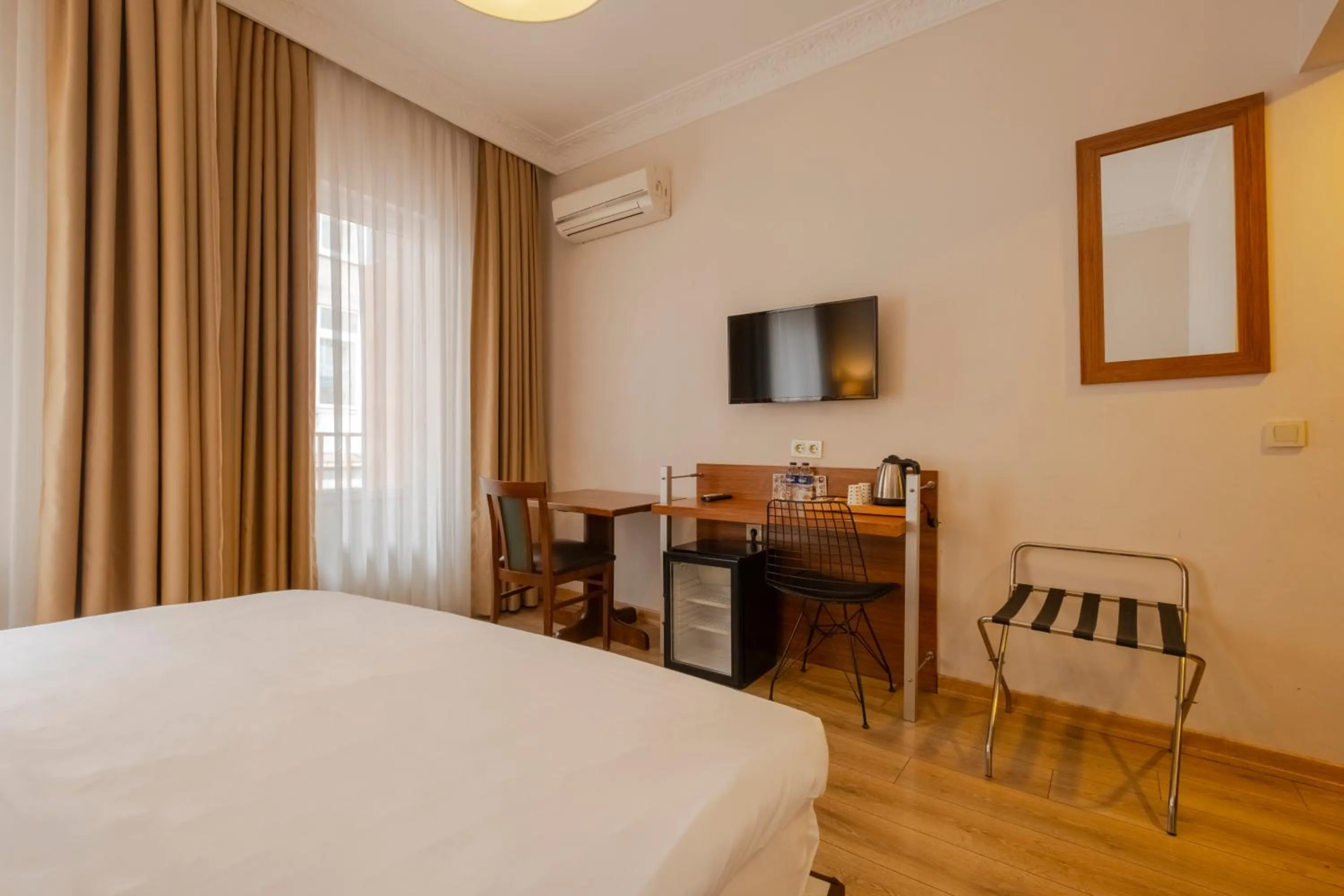 Photo of the whole room, Bed in Sisli MLS Hotel