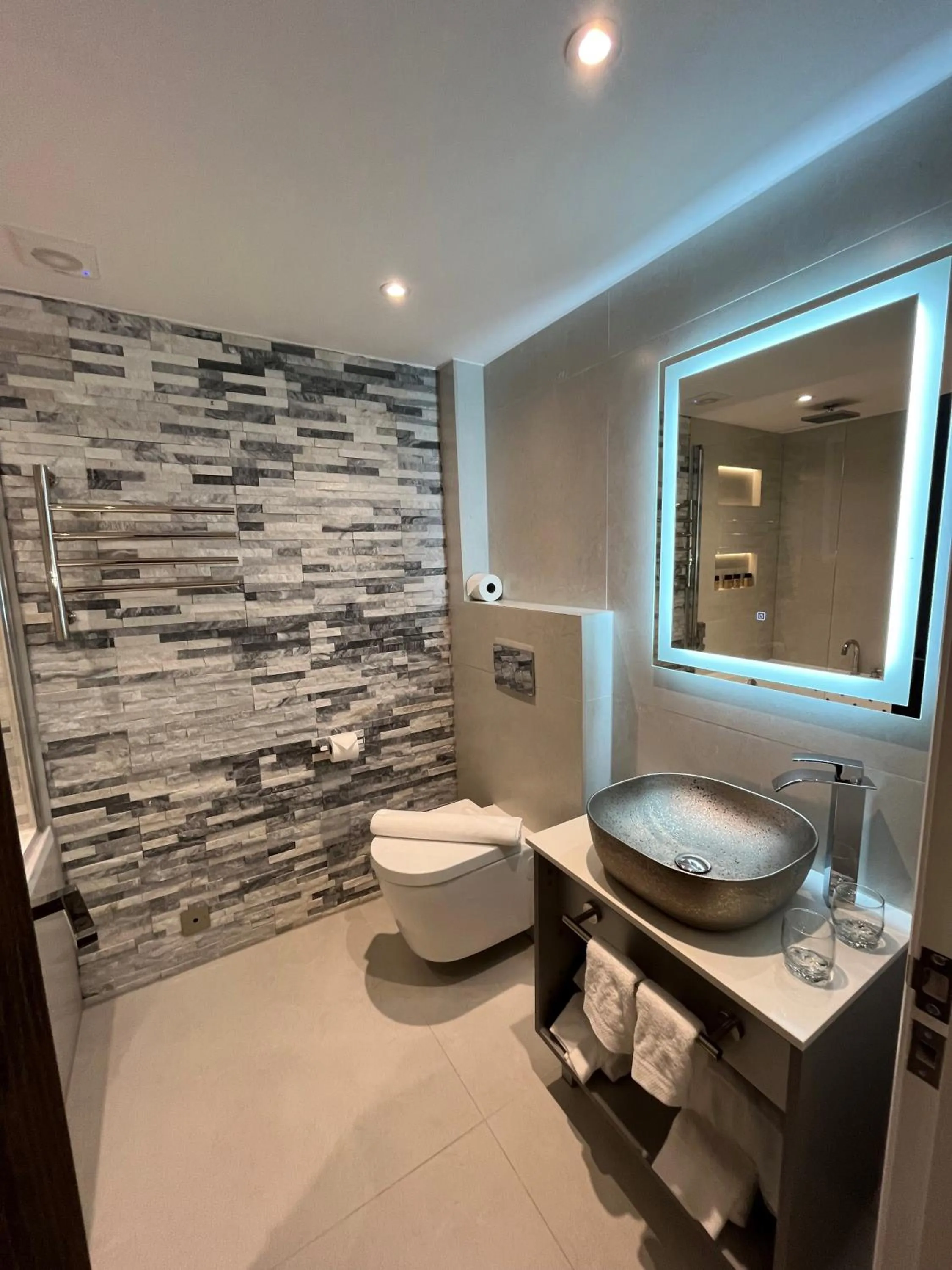 Shower in Philharmonic Hotel