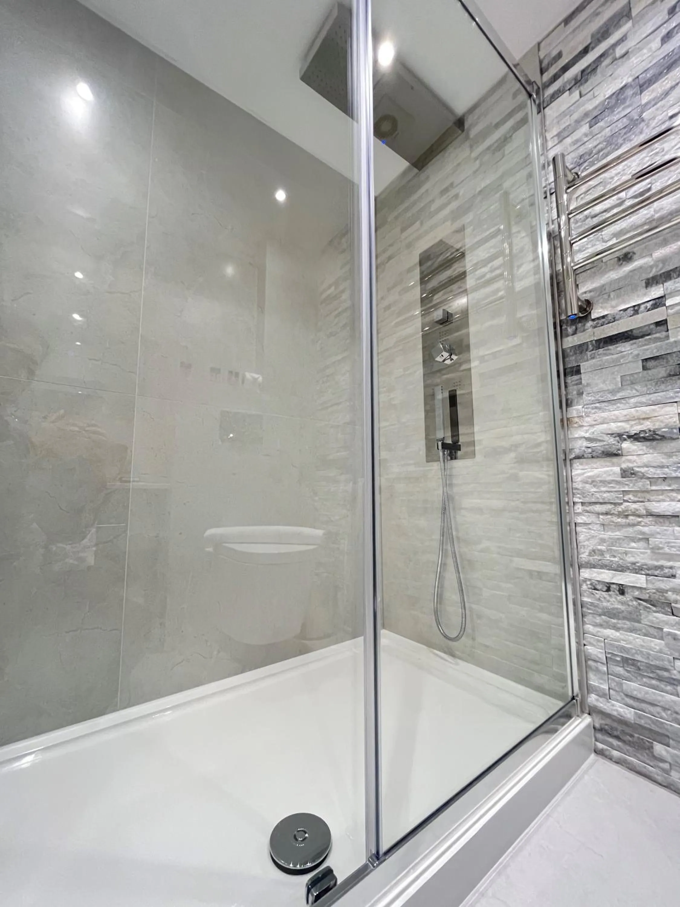 Shower in Philharmonic Hotel