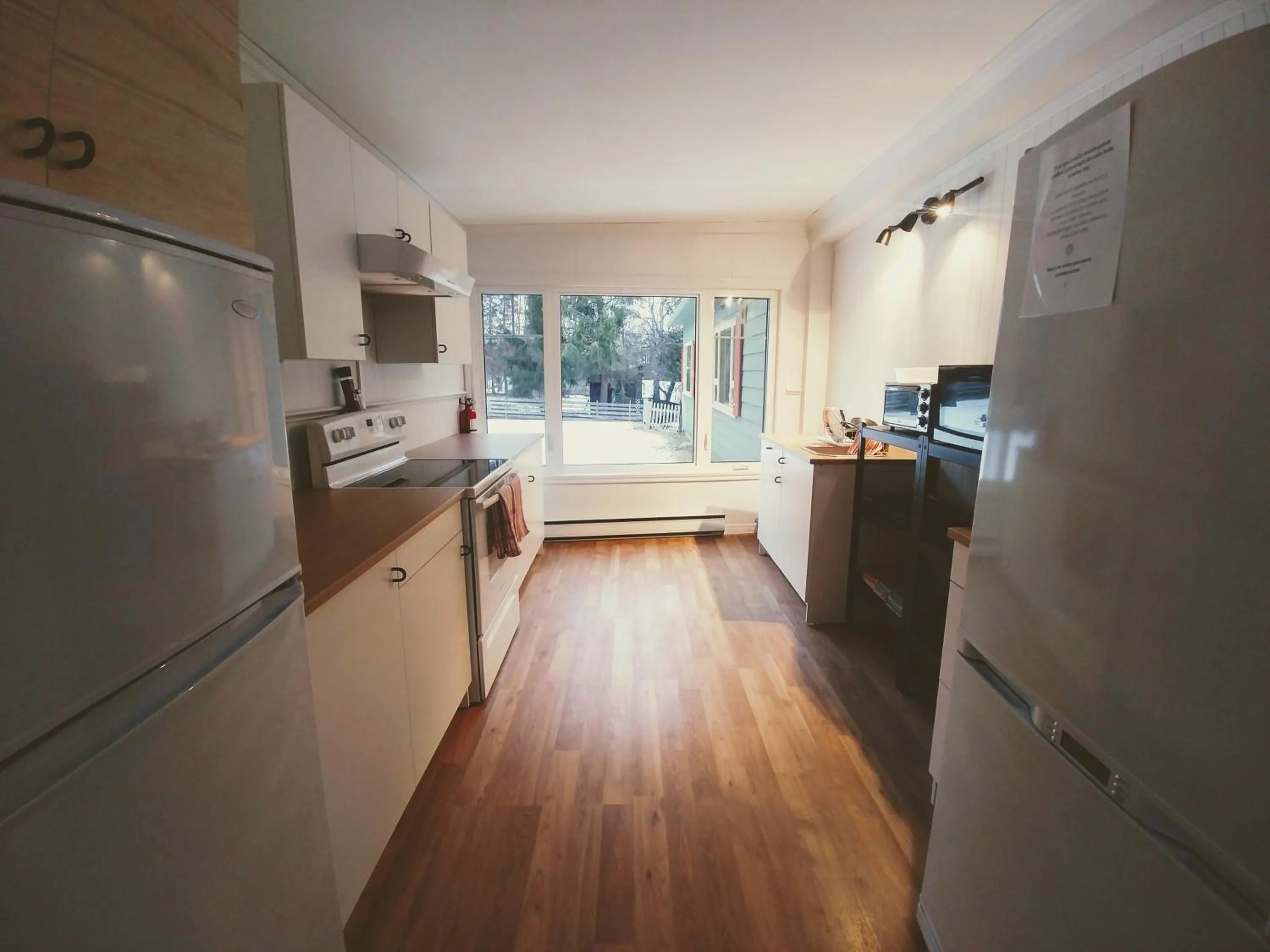 Kitchen or kitchenette in Auberge de la rive de Charlevoix - Auberge de jeunesse familiale pour voyageurs de tous âges
