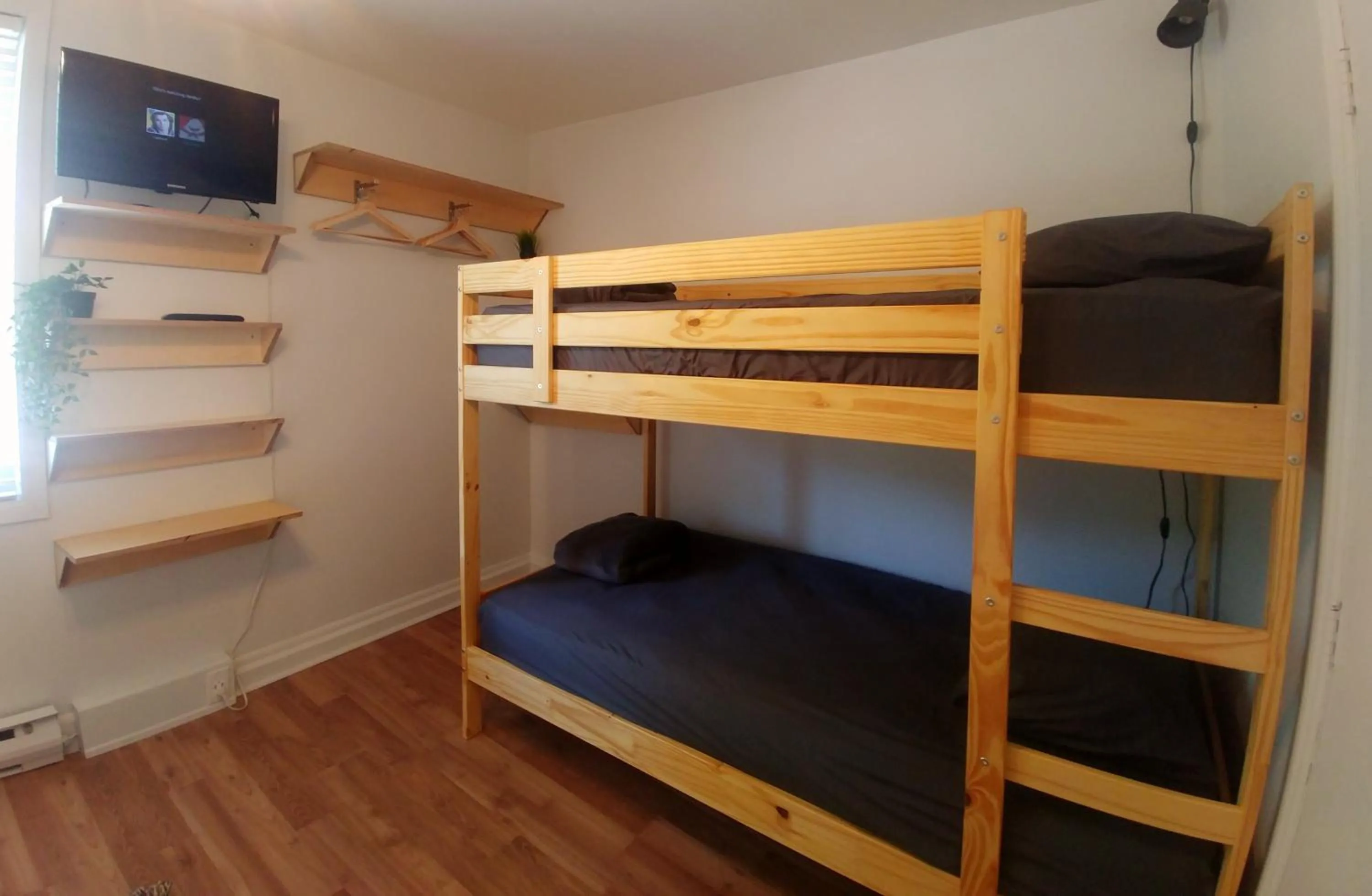 TV and multimedia, Bed in Auberge de la rive de Charlevoix - Auberge de jeunesse familiale pour voyageurs de tous âges