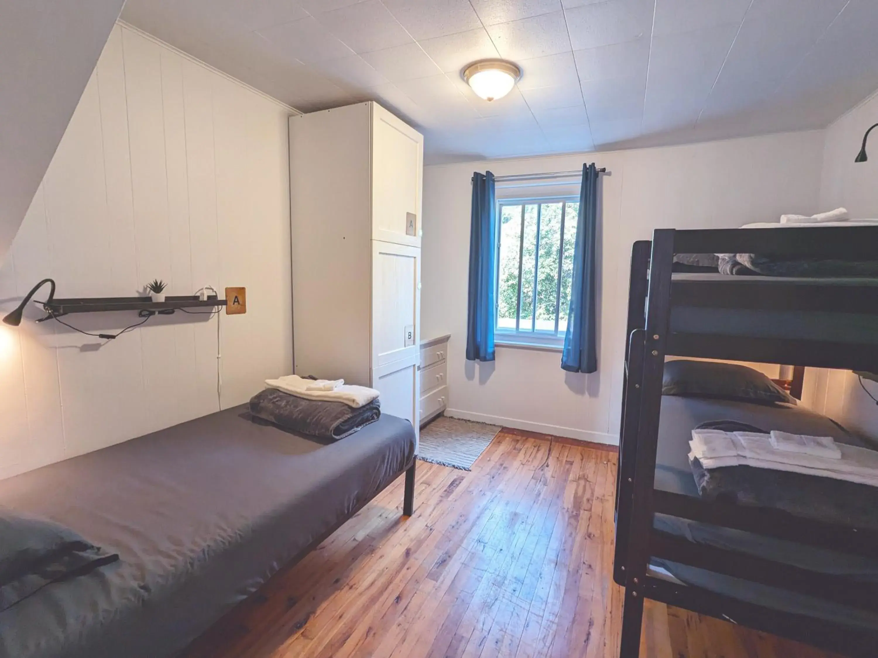 Single Bed in Mixed Dormitory Room in Auberge de la rive de Charlevoix - Auberge de jeunesse familiale pour voyageurs de tous âges Single Bed in Mixed Dormitory Room in Auberge de la rive de Charlevoix - Auberge de jeunesse familiale pour voyageurs de tous âges