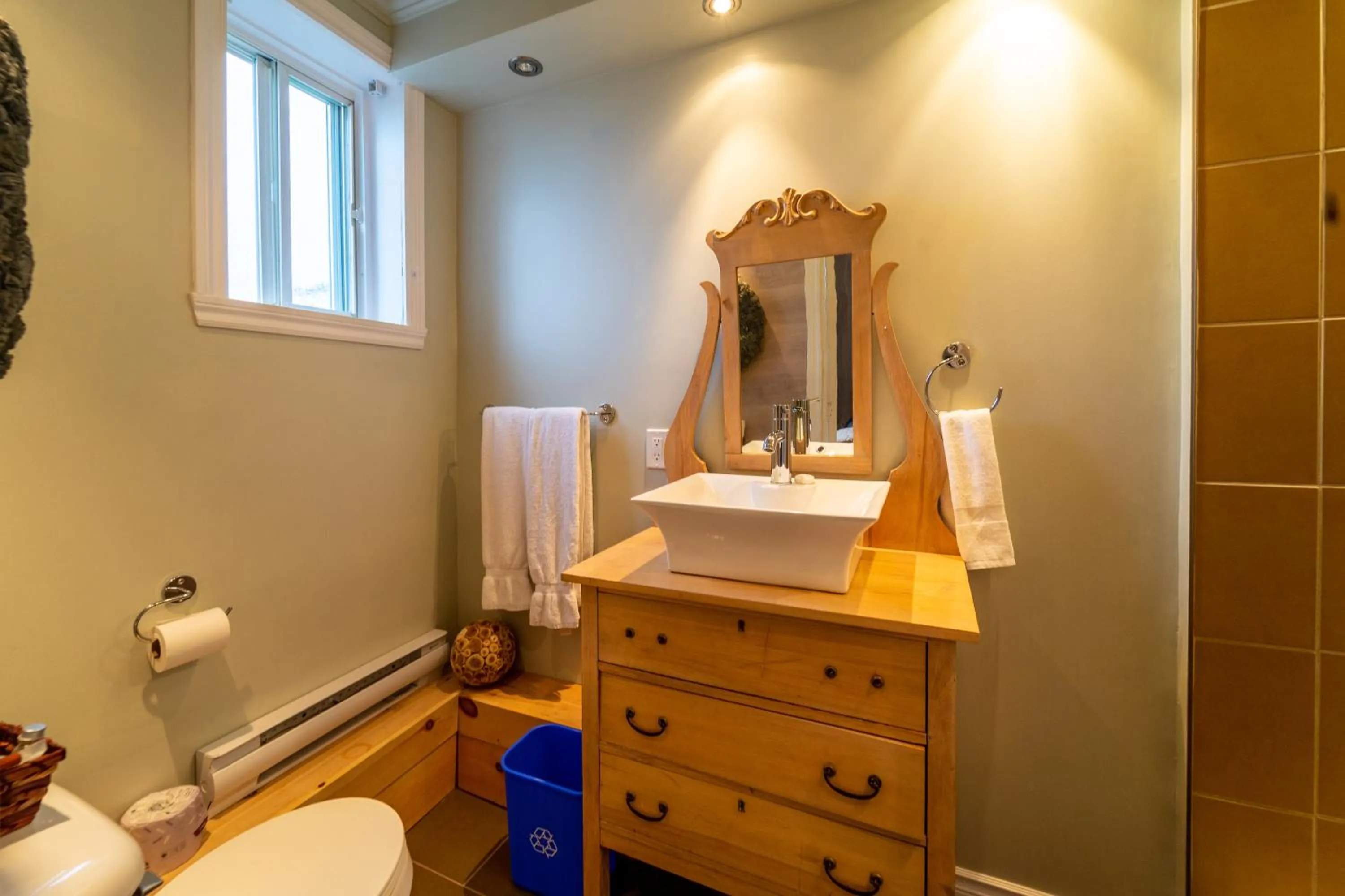 Shower in Auberge de la rive de Charlevoix - Auberge de jeunesse familiale pour voyageurs de tous âges