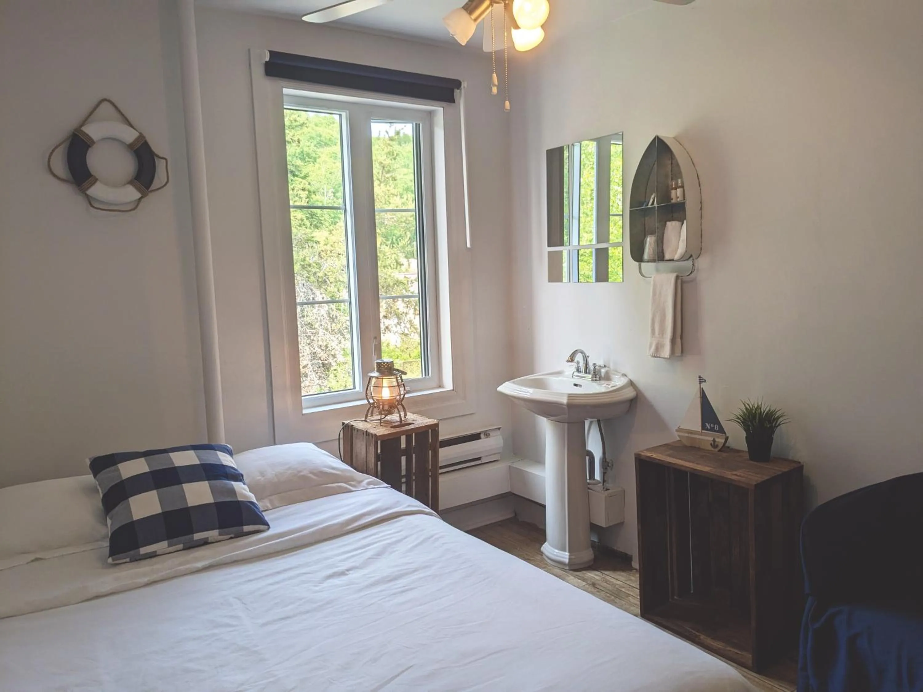 Bed in Auberge de la rive de Charlevoix - Auberge de jeunesse familiale pour voyageurs de tous âges