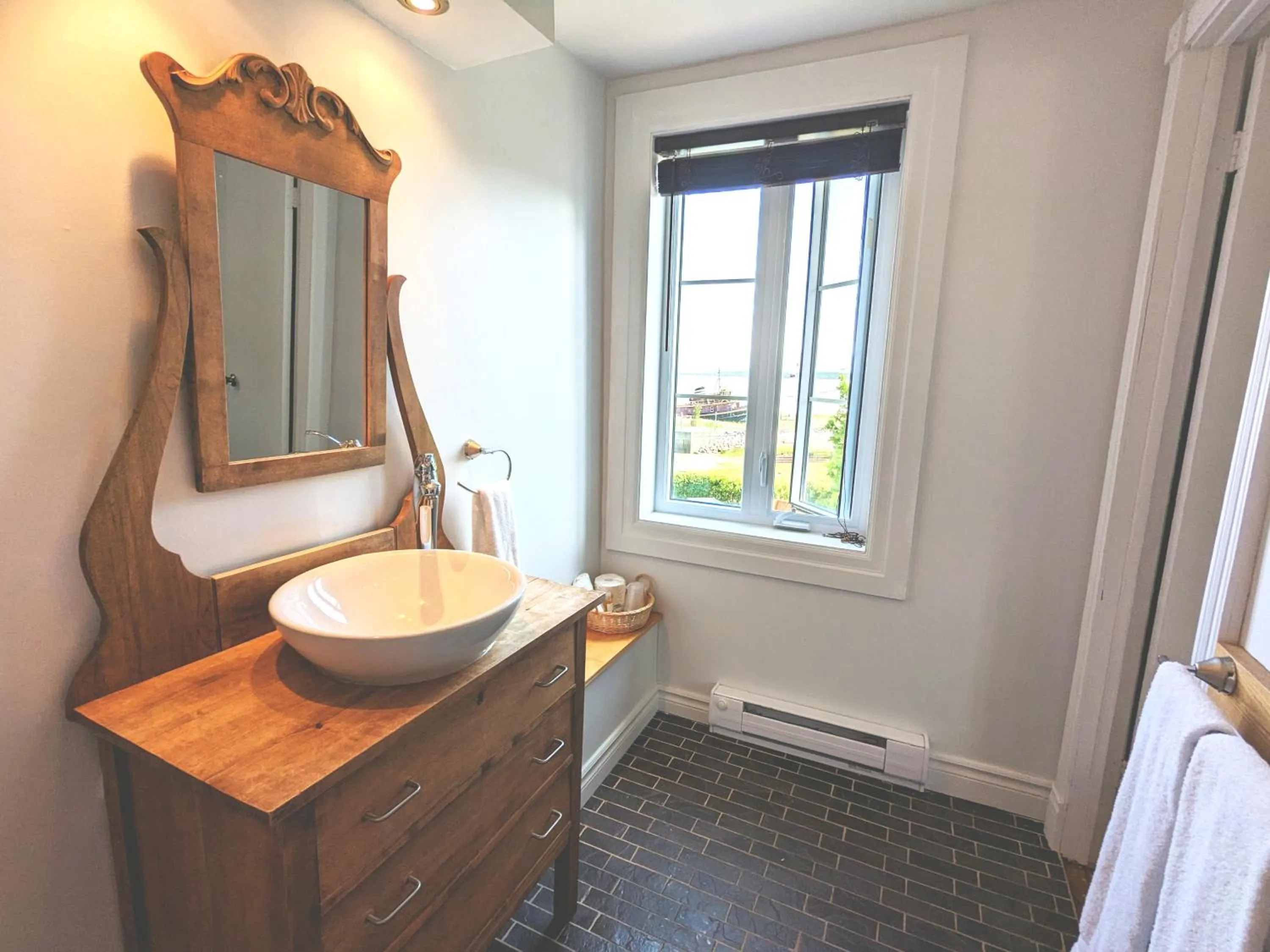 Bathroom in Auberge de la rive de Charlevoix - Auberge de jeunesse familiale pour voyageurs de tous âges