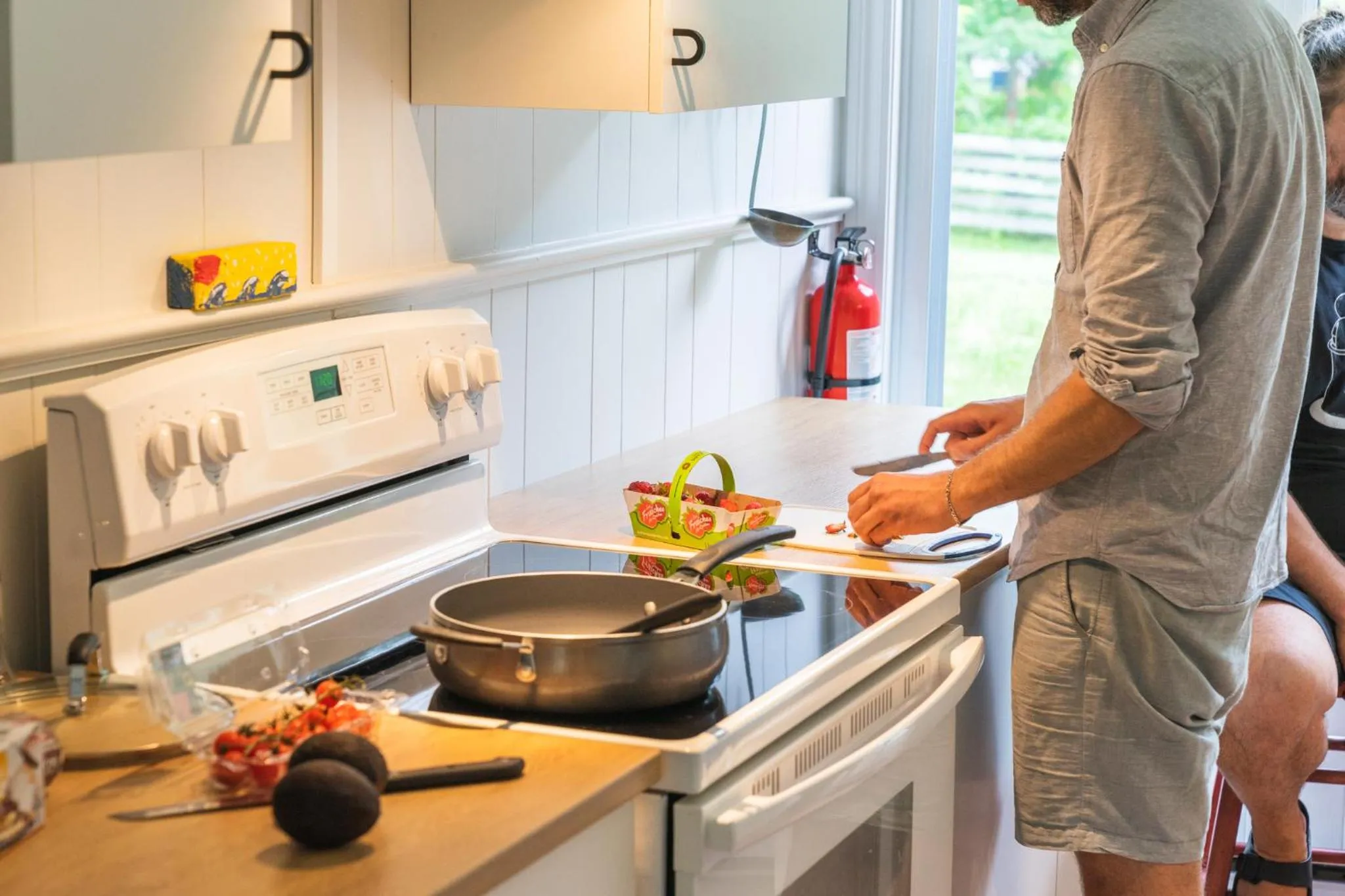 Kitchen or kitchenette in Auberge de la rive de Charlevoix - Auberge de jeunesse familiale pour voyageurs de tous âges