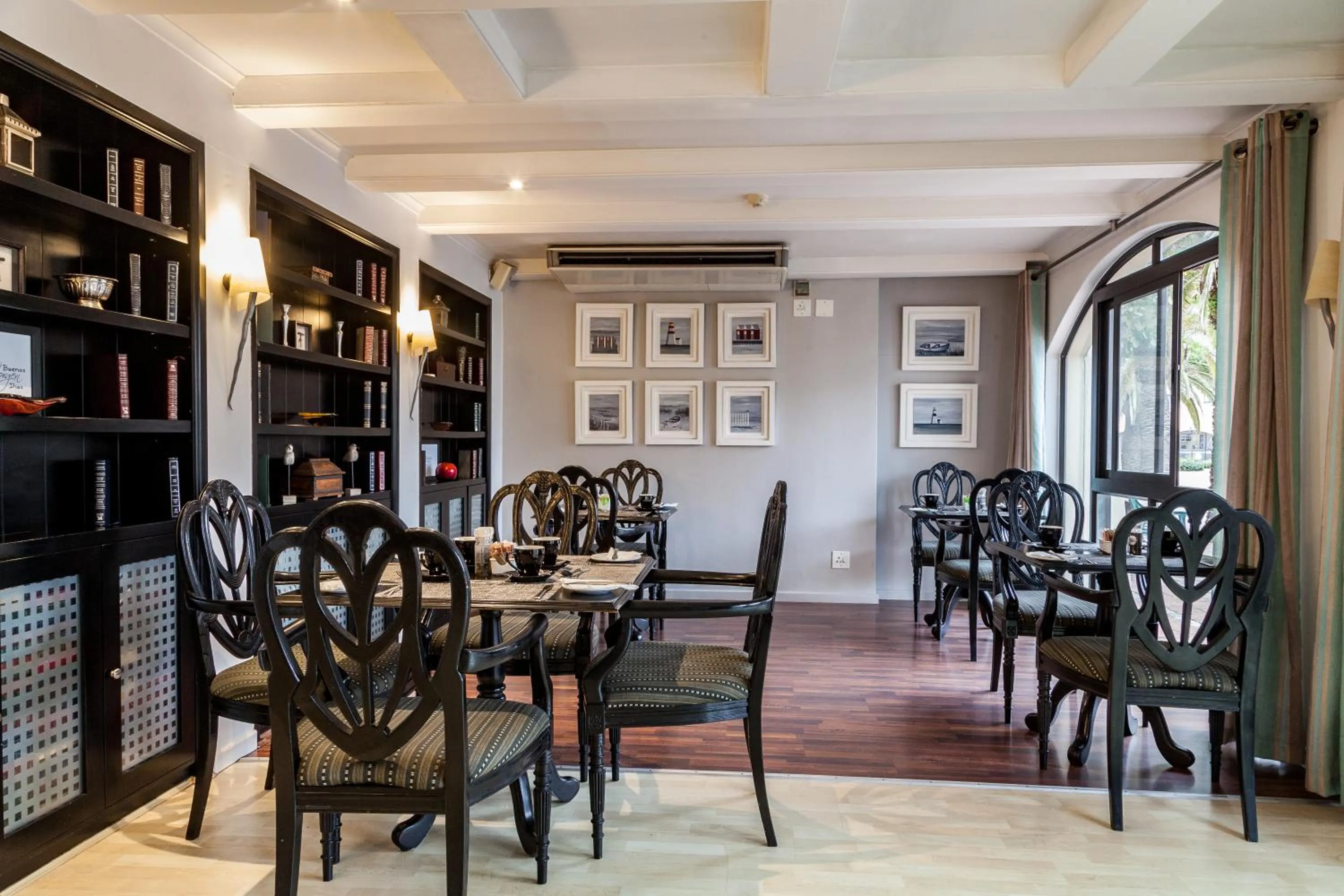 Restaurant/places to eat in Island Club Hotel & Apartments