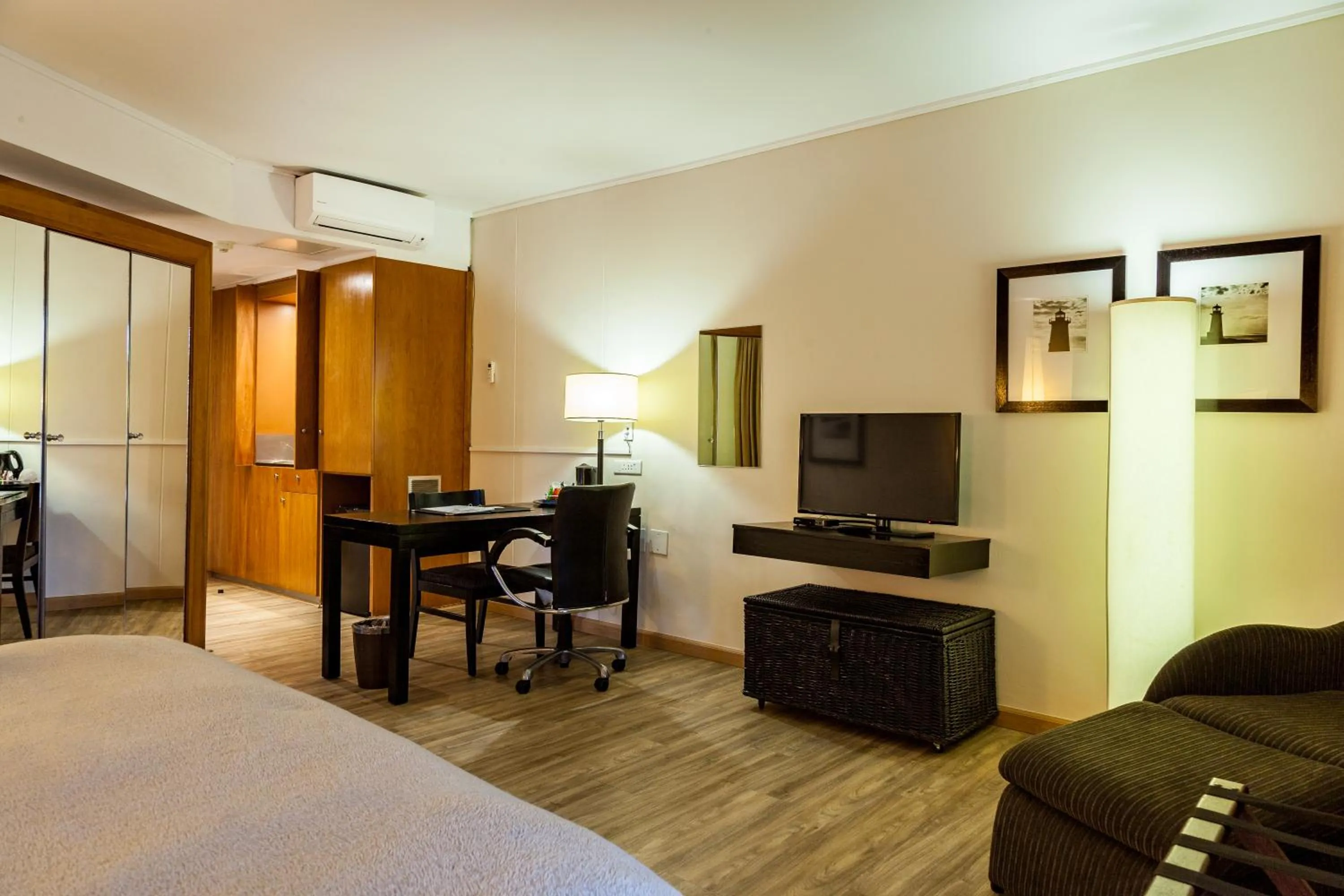 Seating area, Bed in Island Club Hotel & Apartments