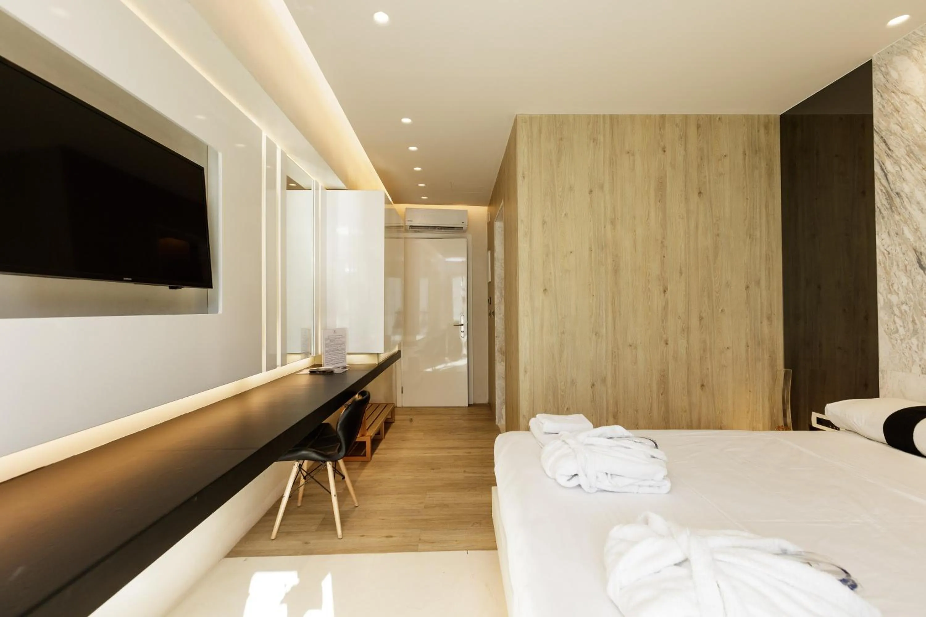 Photo of the whole room, Bed in Kahlua Boutique Hotel - Adults Only