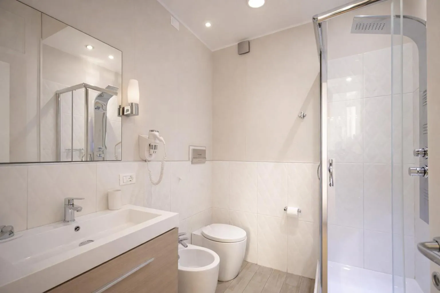 Shower in Opera Relais