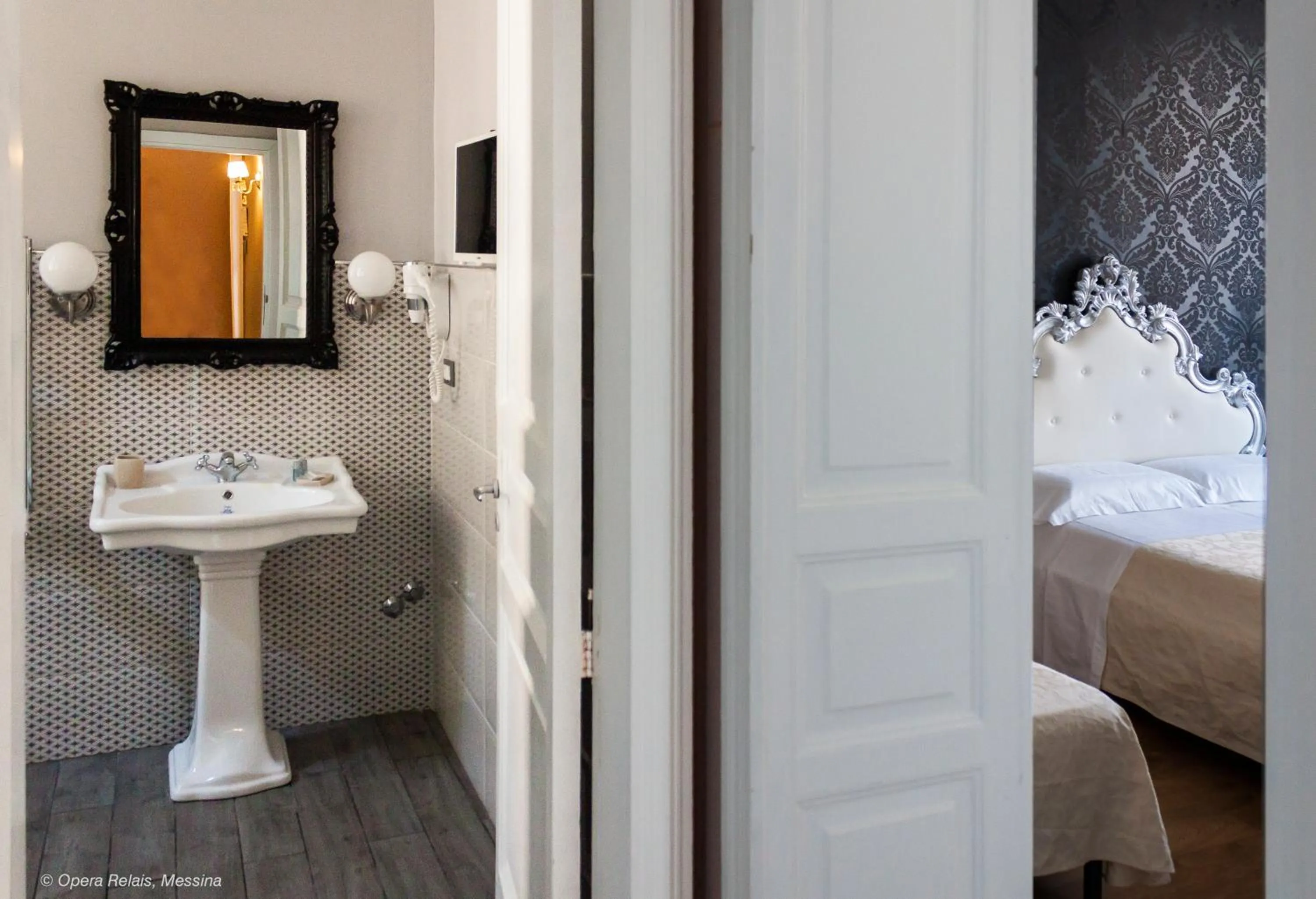 Bathroom, Bed in Opera Relais