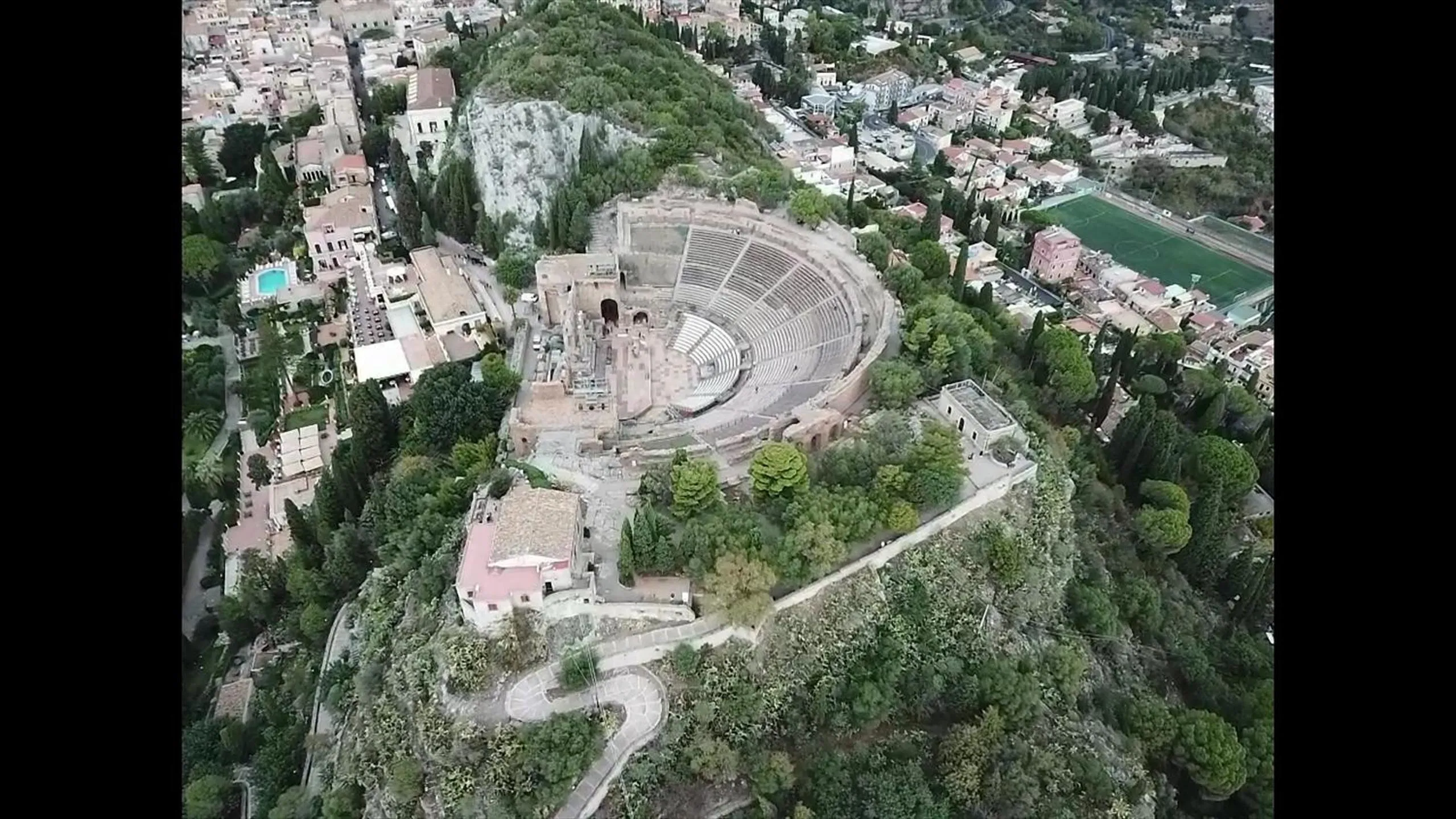 Evening entertainment in Maison Blanche Taormina
