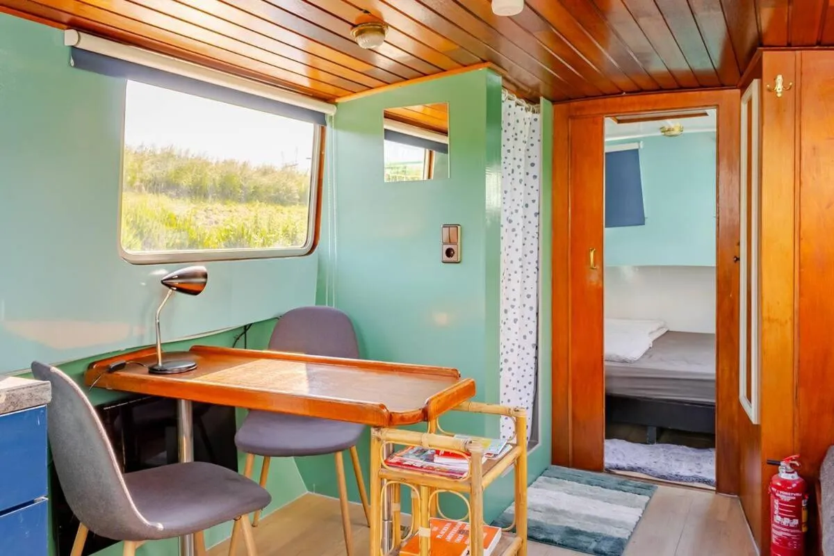 Dining area in Floating B&B Amsterdam