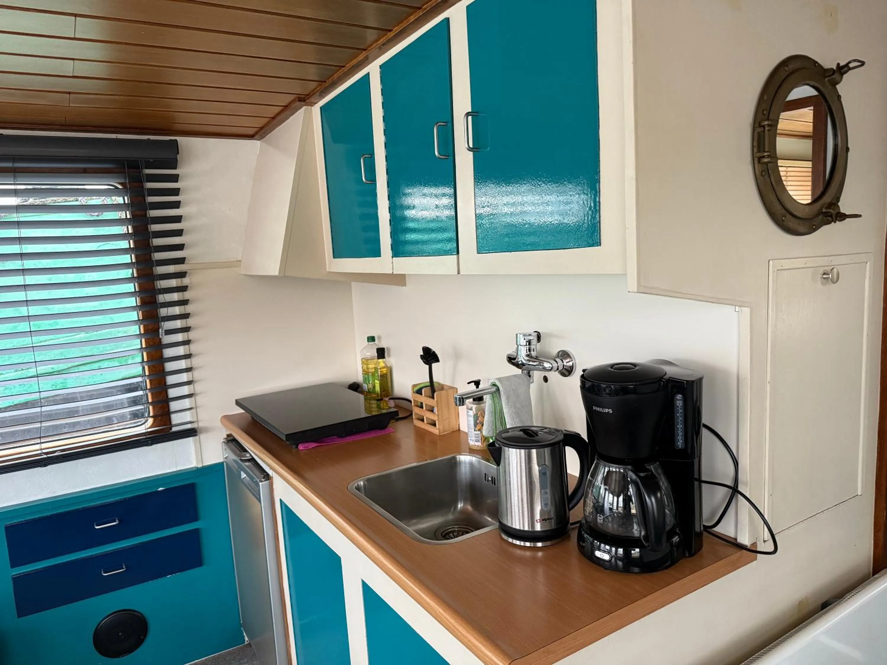 Coffee/tea facilities in Floating B&B Amsterdam